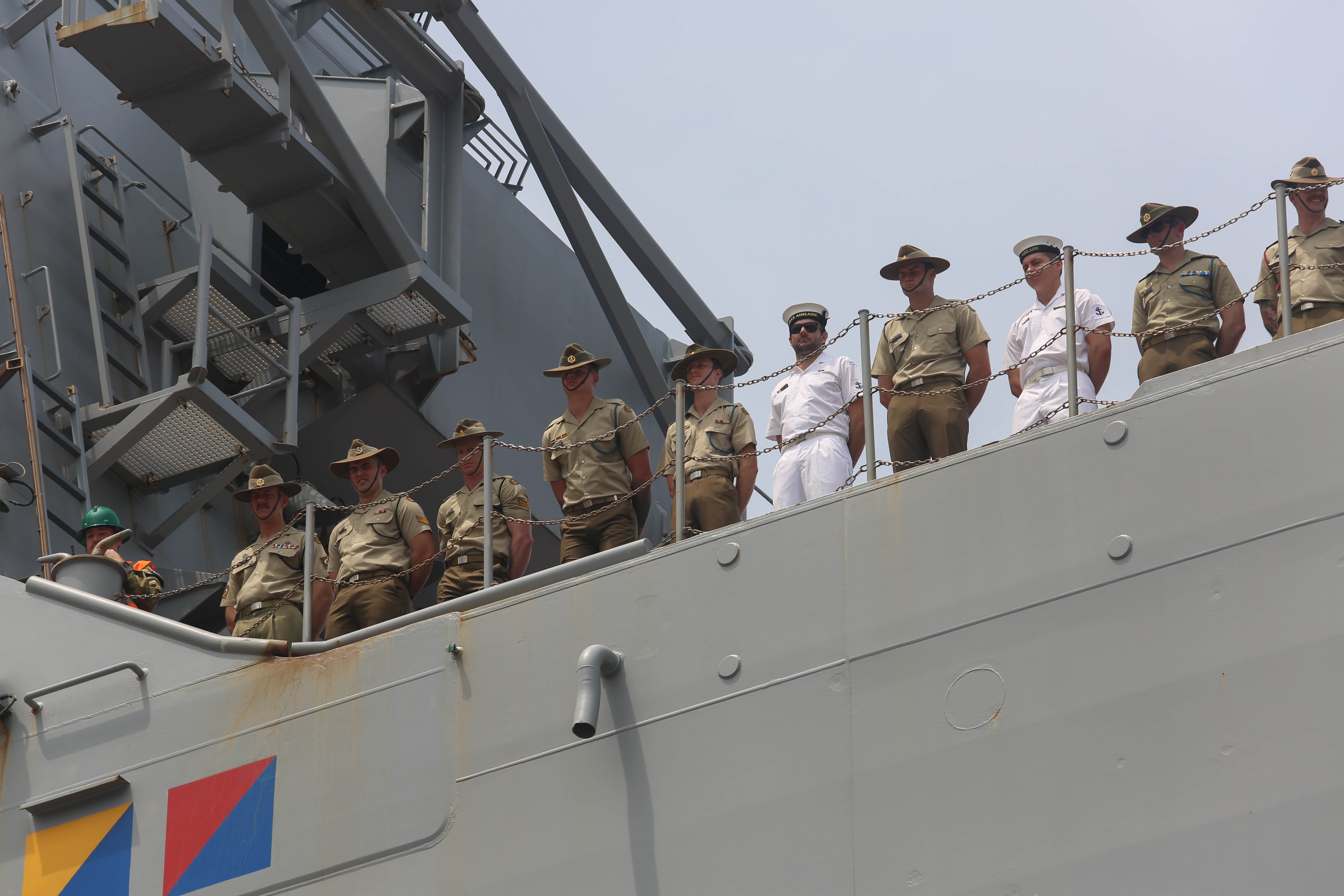 Sejumlah personel Angkatan Pertahanan Australia (ADF) berada di atas Kapal HMAS Adelaide saat tiba di Dermaga JICT 2, Pelabuhan Tanjung Priok, Jakarta Utara, Selasa (19/11/2024). Kunjungan Kapal HMAS Adelaide tersebut dalam rangka mempererat kerja sama antara Tentara Nasional Indonesia (TNI) dengan Angkatan Pertahanan Australia (ADF) dalam mendukung pertukaran pengetahuan tentang kedokteran militer, perempuan, perdamaian dan keamanan. 