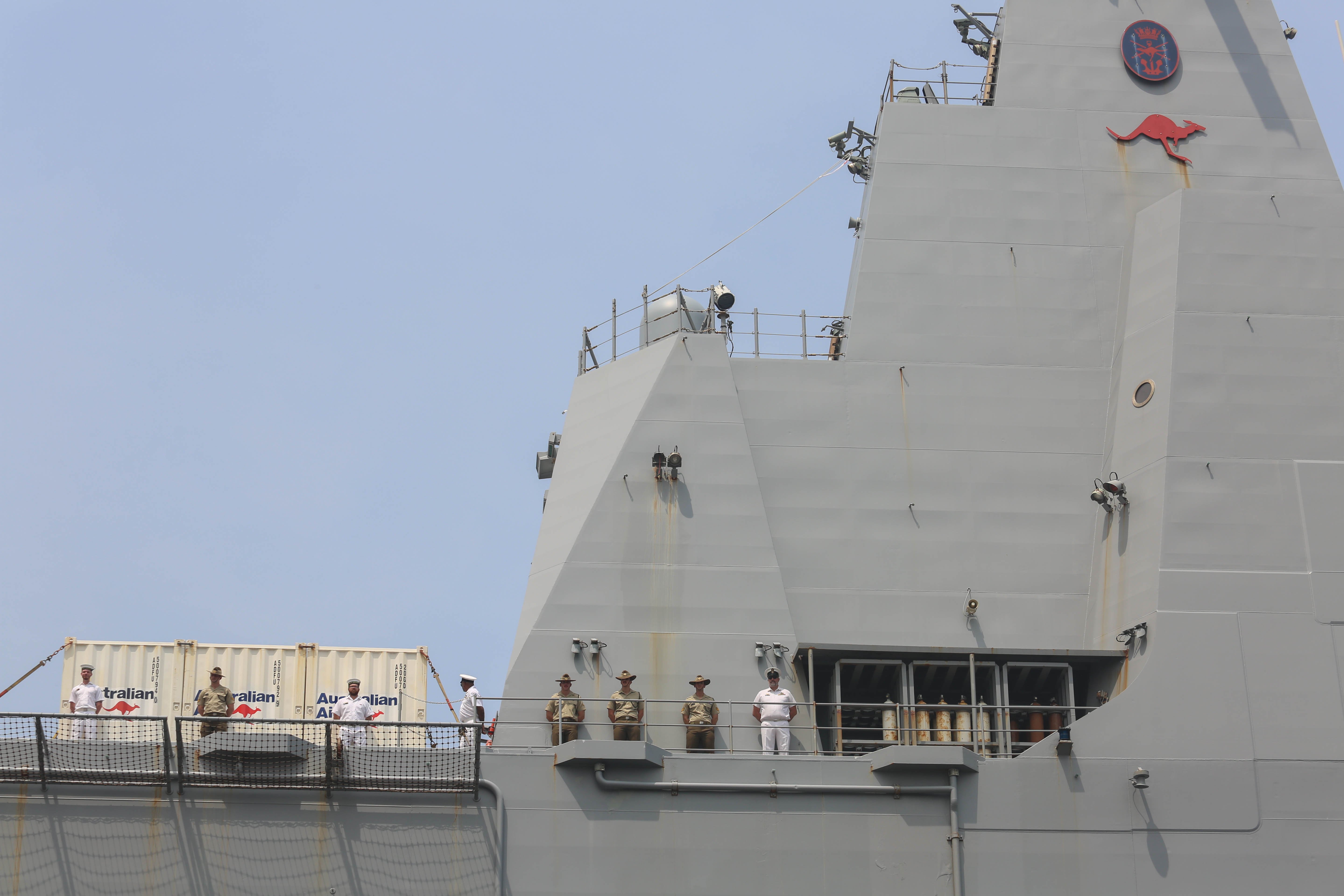 Sejumlah personel Angkatan Pertahanan Australia (ADF) berada di atas Kapal HMAS Adelaide saat tiba di Dermaga JICT 2, Pelabuhan Tanjung Priok, Jakarta Utara, Selasa (19/11/2024). Kunjungan Kapal HMAS Adelaide tersebut dalam rangka mempererat kerja sama antara Tentara Nasional Indonesia (TNI) dengan Angkatan Pertahanan Australia (ADF) dalam mendukung pertukaran pengetahuan tentang kedokteran militer, perempuan, perdamaian dan keamanan. 