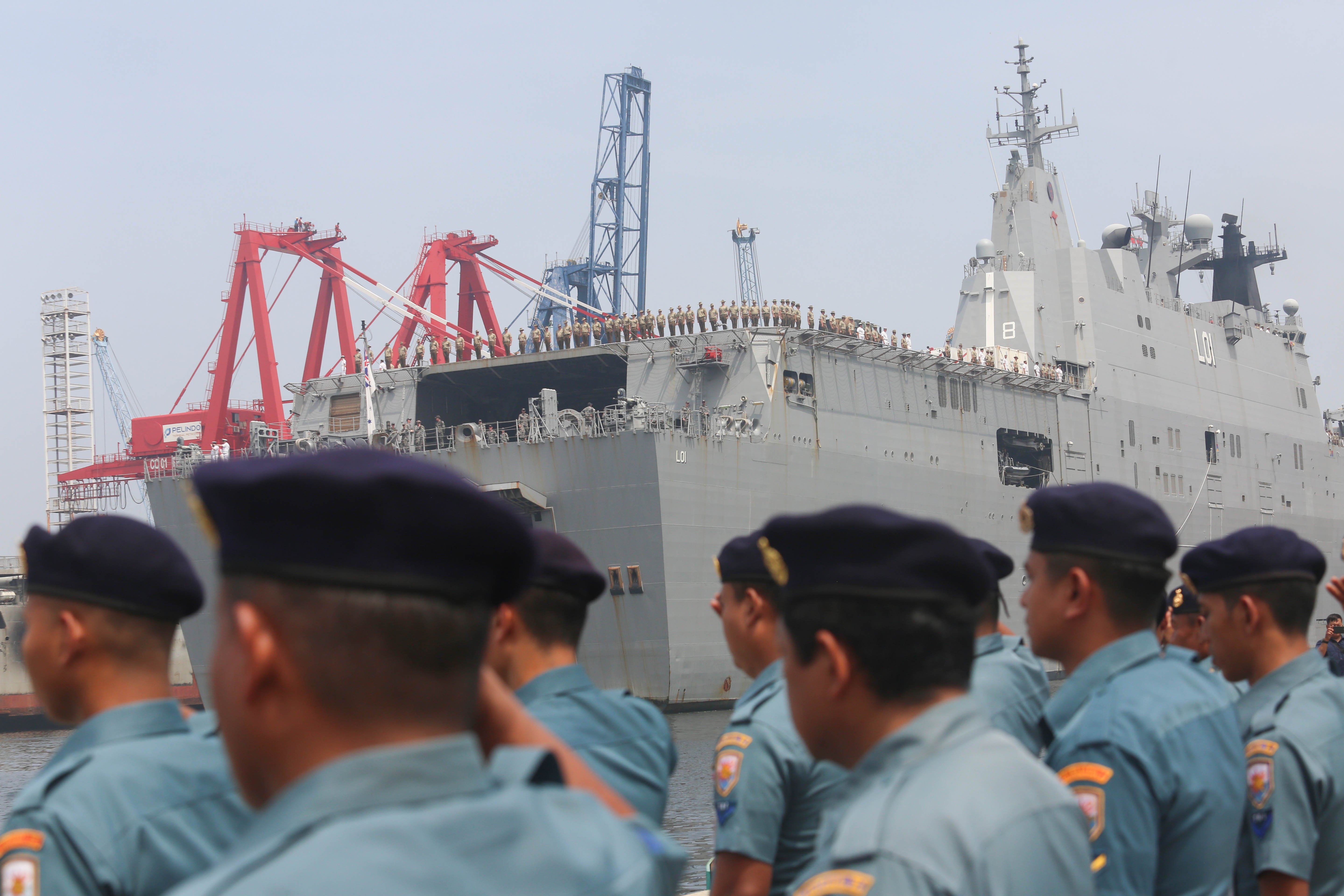 Sejumlah personel TNI Angkatan Laut menyambut Kapal HMAS Adelaide saat tiba di Dermaga JICT 2, Pelabuhan Tanjung Priok, Jakarta Utara, Selasa (19/11/2024). Kunjungan Kapal HMAS Adelaide tersebut dalam rangka mempererat kerja sama antara Tentara Nasional Indonesia (TNI) dengan Angkatan Pertahanan Australia (ADF) dalam mendukung pertukaran pengetahuan tentang kedokteran militer, perempuan, perdamaian dan keamanan. 