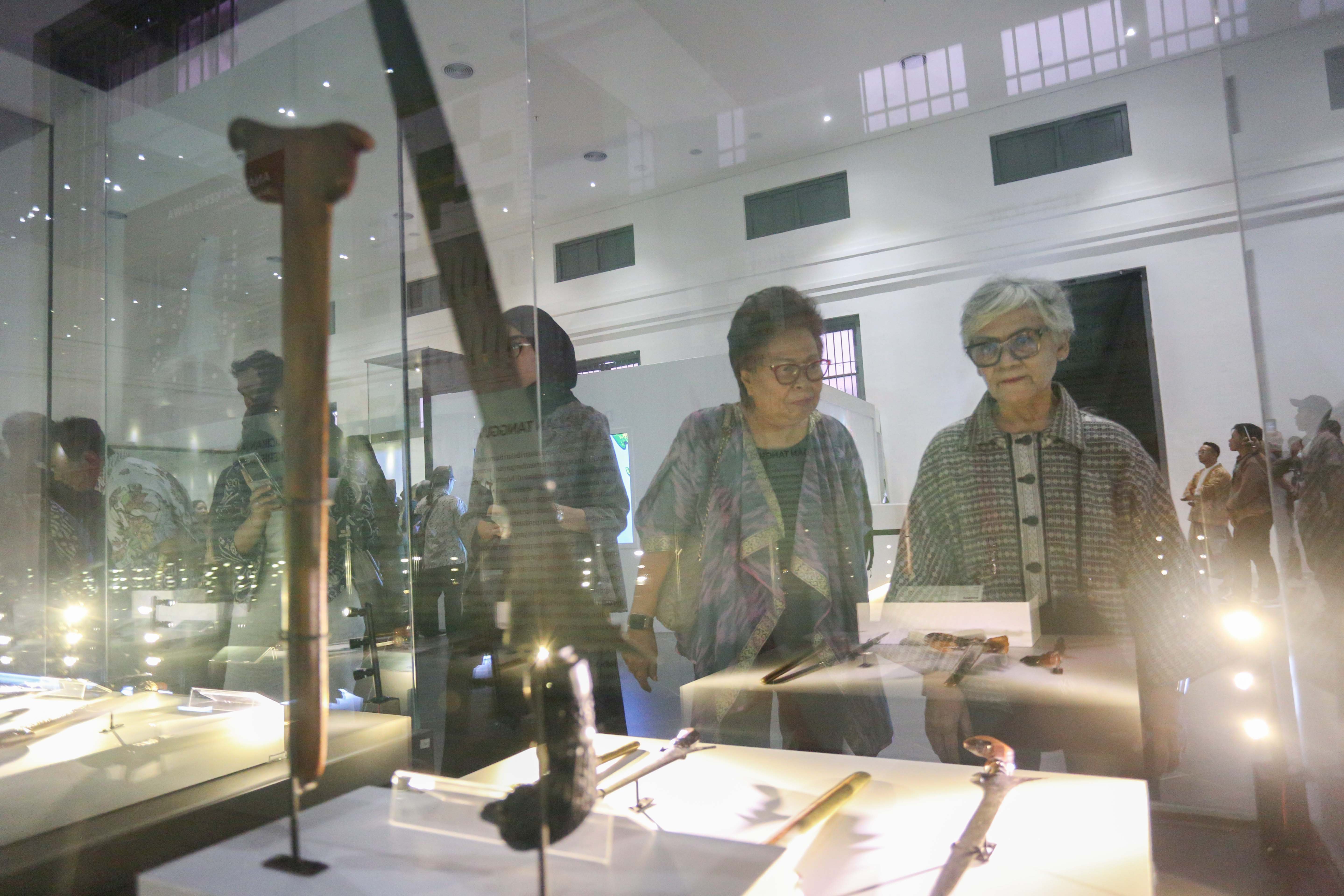 Pengunjung melihat keris yang ditampilkan pada Pameran Pesona Keris Nusantara di Museum Nasional, Jakarta, Senin (25/11/2024). Pameran yang digelar dalam rangka memperingati 19 tahun pengakuan UNESCO terhadap Keris Indonesia sebagai Karya Agung Budaya Dunia tersebut menghadirkan lebih dari 200 keris dari berbagai daerah dan berlangsung hingga 31 Desember 2024.