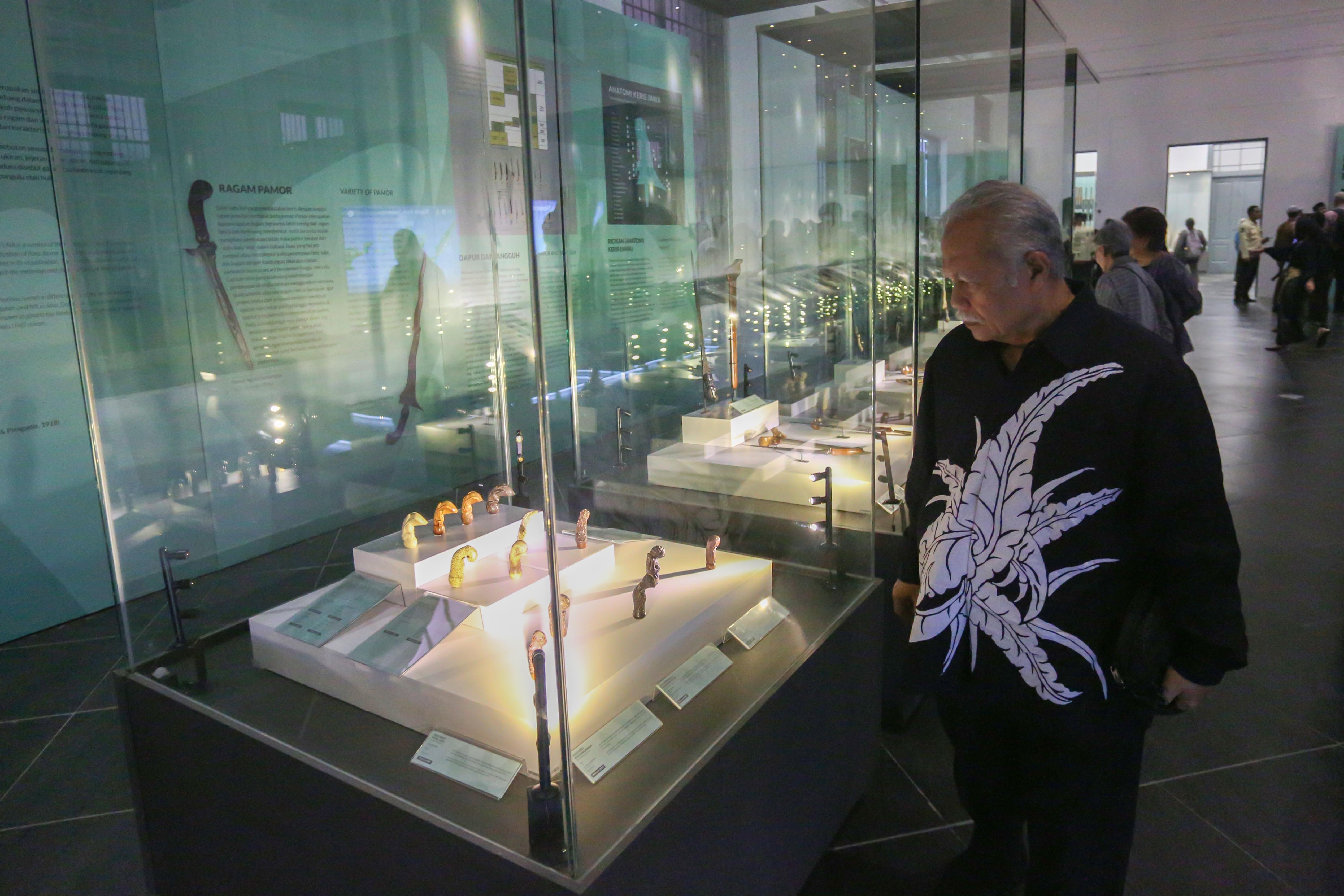 Pengunjung melihat keris yang ditampilkan pada Pameran Pesona Keris Nusantara di Museum Nasional, Jakarta, Senin (25/11/2024). Pameran yang digelar dalam rangka memperingati 19 tahun pengakuan UNESCO terhadap Keris Indonesia sebagai Karya Agung Budaya Dunia tersebut menghadirkan lebih dari 200 keris dari berbagai daerah dan berlangsung hingga 31 Desember 2024.
