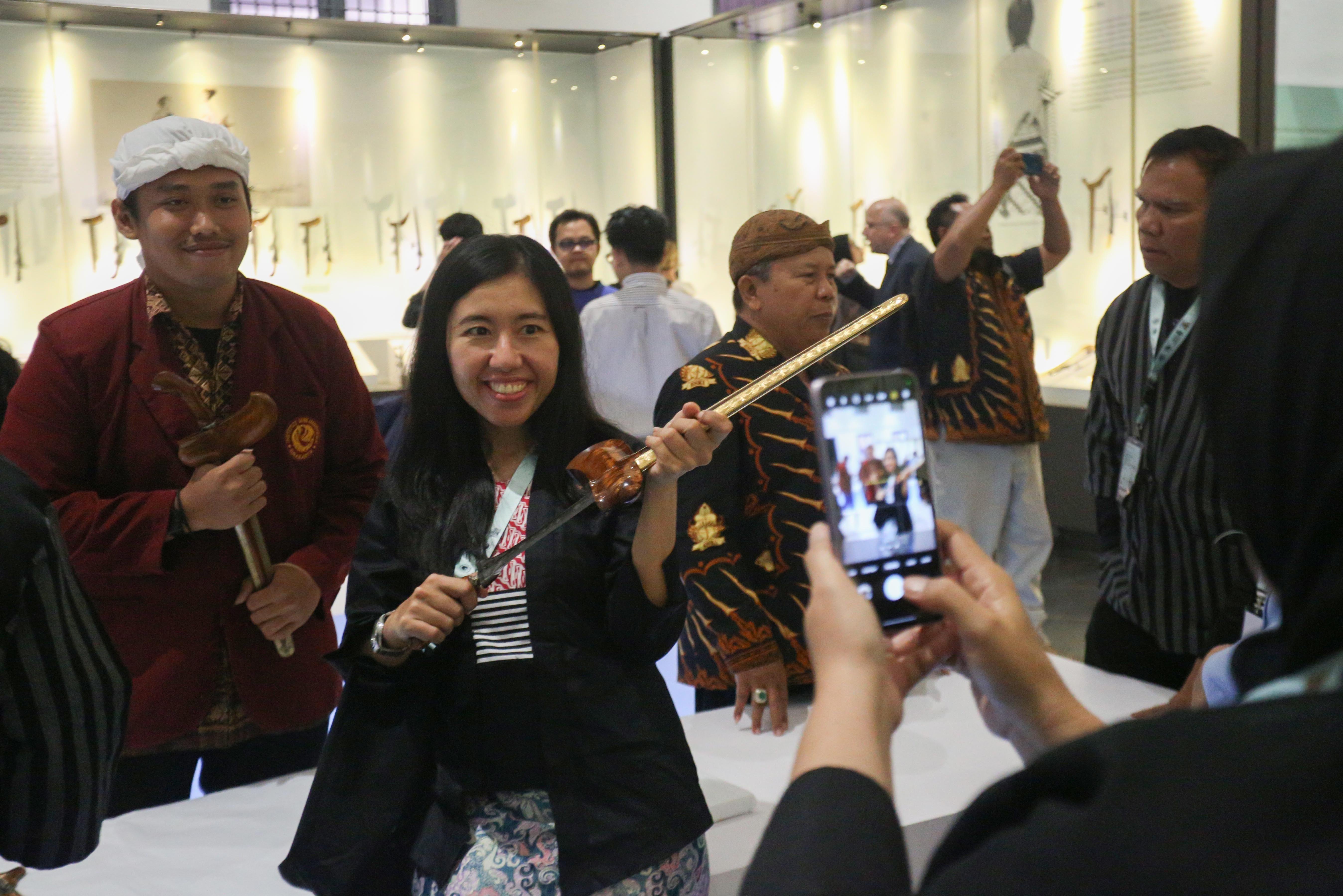 Pengunjung berfoto dengan keris yang ditampilkan pada Pameran Pesona Keris Nusantara di Museum Nasional, Jakarta, Senin (25/11/2024). Pameran yang digelar dalam rangka memperingati 19 tahun pengakuan UNESCO terhadap Keris Indonesia sebagai Karya Agung Budaya Dunia tersebut menghadirkan lebih dari 200 keris dari berbagai daerah dan berlangsung hingga 31 Desember 2024.