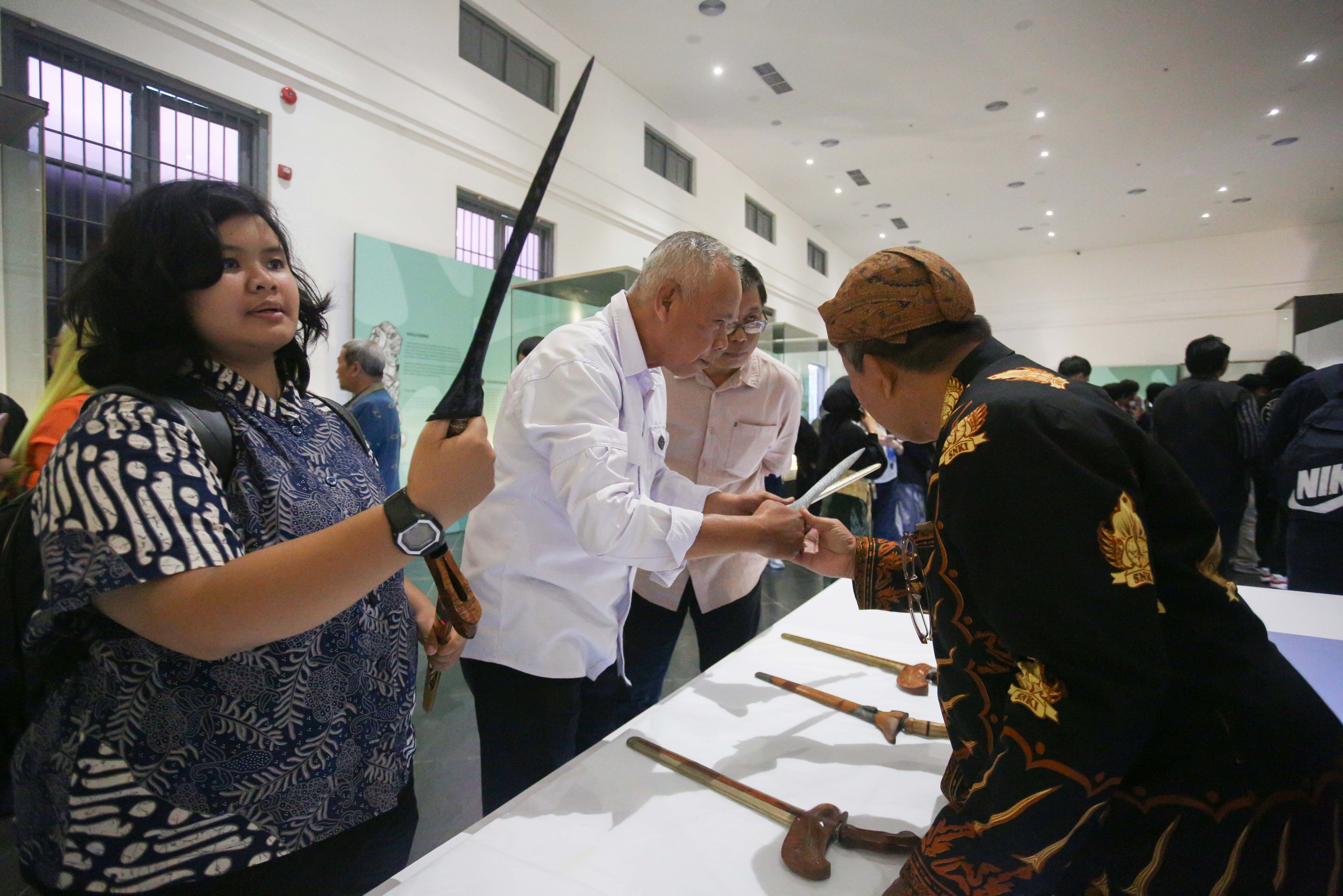Pengunjung memegang keris yang ditampilkan pada Pameran Pesona Keris Nusantara di Museum Nasional, Jakarta, Senin (25/11/2024). Pameran yang digelar dalam rangka memperingati 19 tahun pengakuan UNESCO terhadap Keris Indonesia sebagai Karya Agung Budaya Dunia tersebut menghadirkan lebih dari 200 keris dari berbagai daerah dan berlangsung hingga 31 Desember 2024.