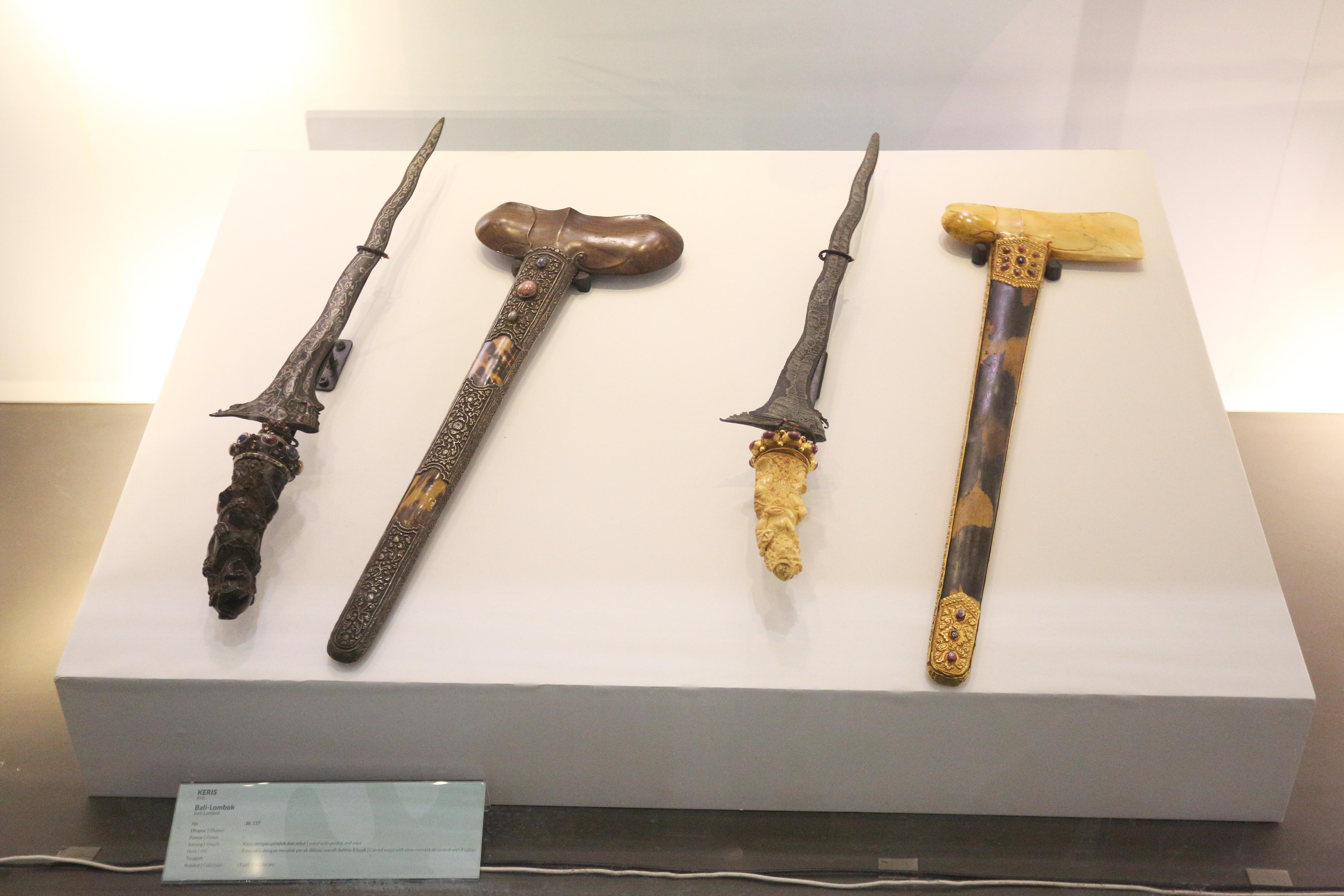 Keris Bali (kiri) dan Keris Lombok (kanan) yang ditampilkan pada Pameran Pesona Keris Nusantara di Museum Nasional, Jakarta, Senin (25/11/2024). Pameran yang digelar dalam rangka memperingati 19 tahun pengakuan UNESCO terhadap Keris Indonesia sebagai Karya Agung Budaya Dunia tersebut menghadirkan lebih dari 200 keris dari berbagai daerah dan berlangsung hingga 31 Desember 2024.