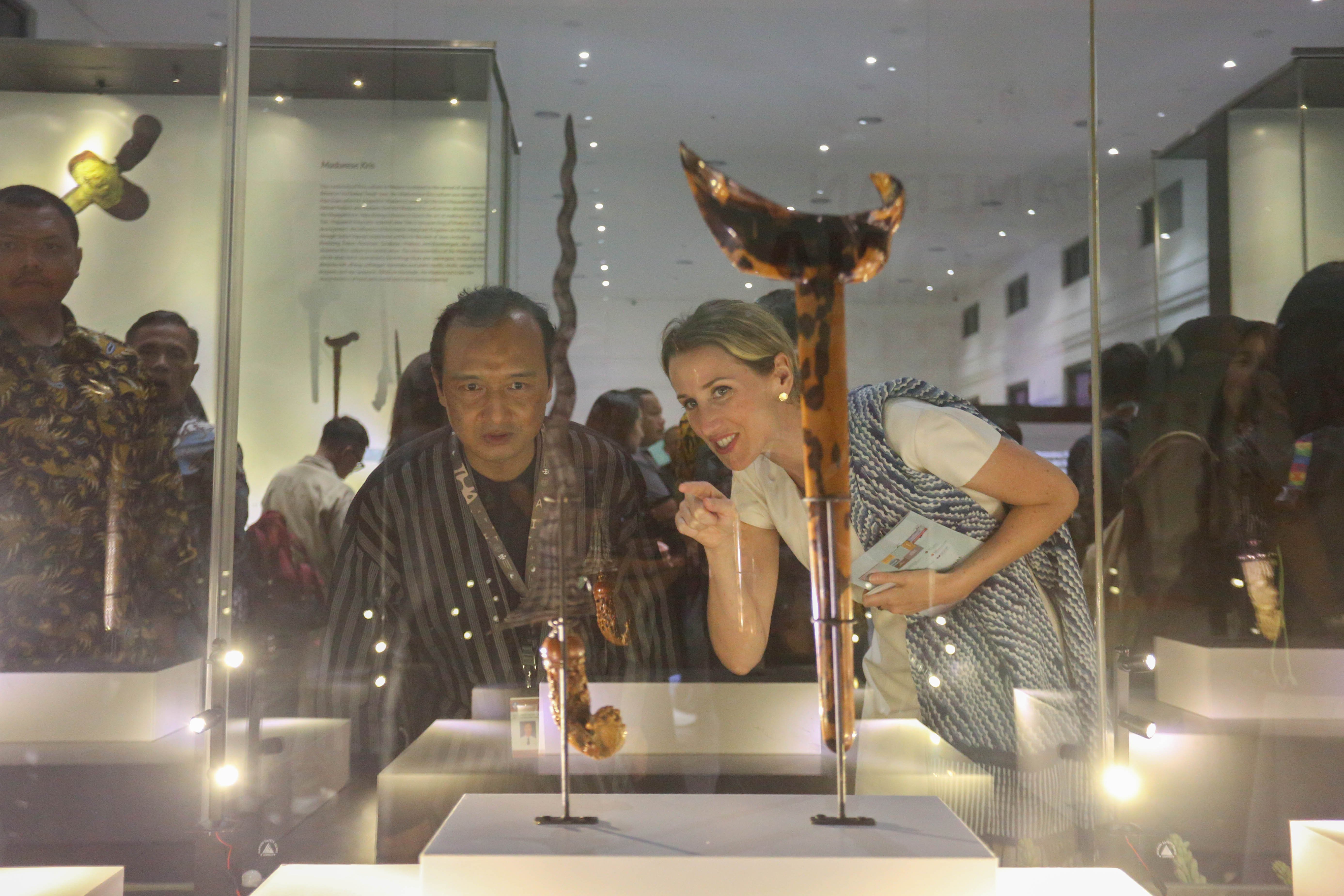 Pengunjung melihat keris yang ditampilkan pada Pameran Pesona Keris Nusantara di Museum Nasional, Jakarta, Senin (25/11/2024). Pameran yang digelar dalam rangka memperingati 19 tahun pengakuan UNESCO terhadap Keris Indonesia sebagai Karya Agung Budaya Dunia tersebut menghadirkan lebih dari 200 keris dari berbagai daerah dan berlangsung hingga 31 Desember 2024.