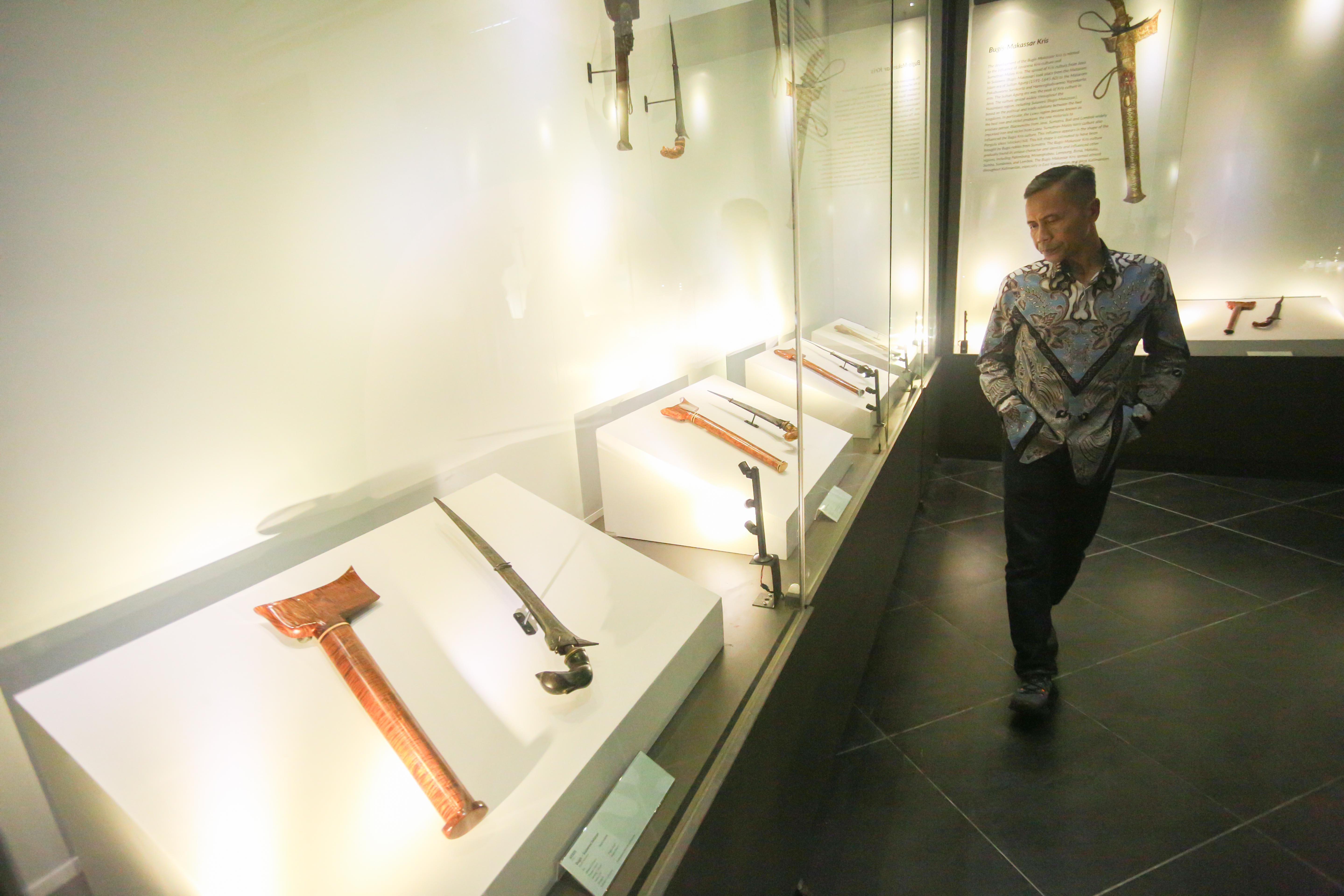 Pengunjung melihat keris yang ditampilkan pada Pameran Pesona Keris Nusantara di Museum Nasional, Jakarta, Senin (25/11/2024). Pameran yang digelar dalam rangka memperingati 19 tahun pengakuan UNESCO terhadap Keris Indonesia sebagai Karya Agung Budaya Dunia tersebut menghadirkan lebih dari 200 keris dari berbagai daerah dan berlangsung hingga 31 Desember 2024.