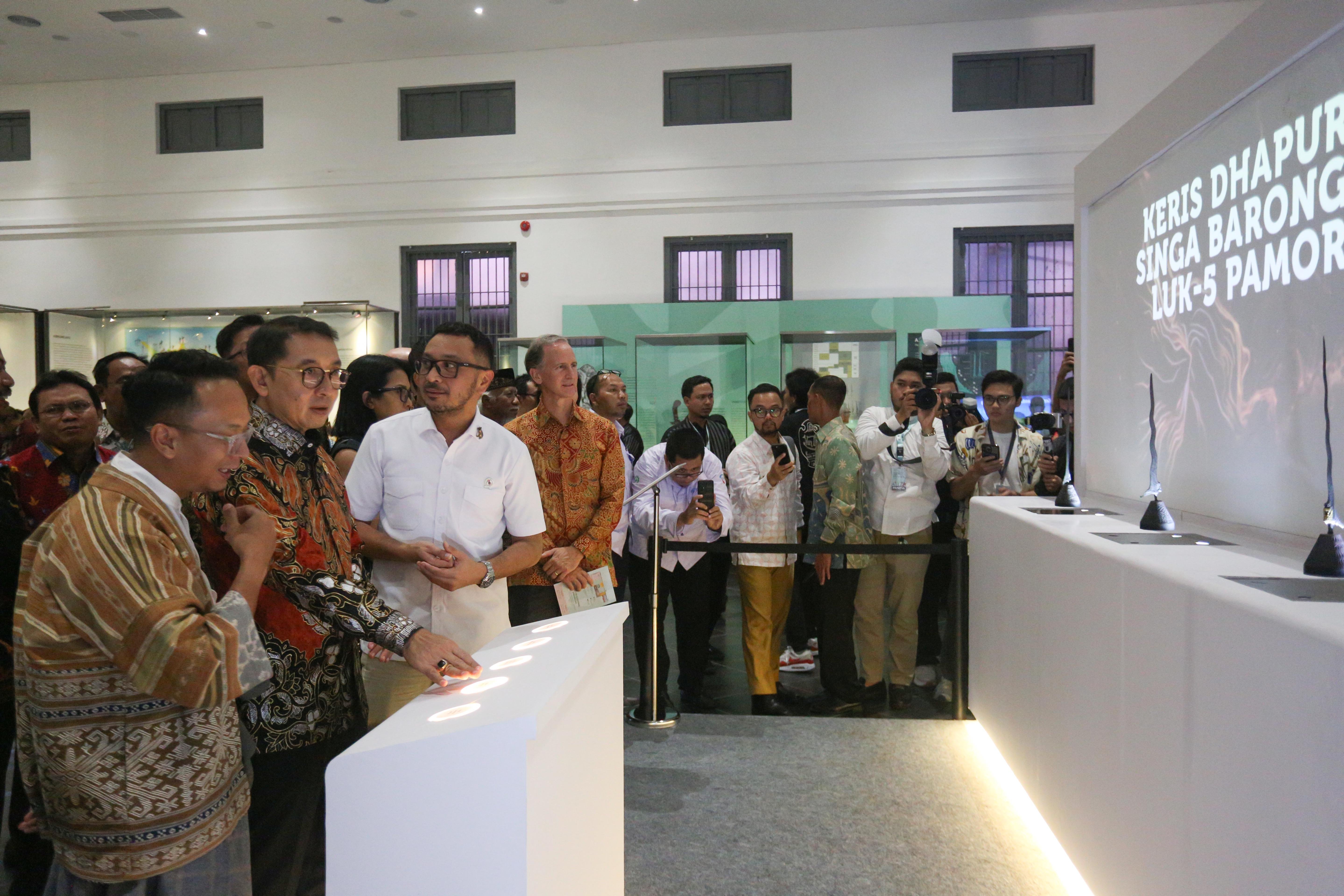 Menteri Kebudayaan, Fadli Zon (kedua kiri) bersama Wakil Menteri Kebudayaan Giring Ganesha (ketiga kiri) melihat keris yang ditampilkan pada Pameran Pesona Keris Nusantara di Museum Nasional, Jakarta, Senin (25/11/2024). Pameran yang digelar dalam rangka memperingati 19 tahun pengakuan UNESCO terhadap Keris Indonesia sebagai Karya Agung Budaya Dunia tersebut menghadirkan lebih dari 200 keris dari berbagai daerah dan berlangsung hingga 31 Desember 2024.