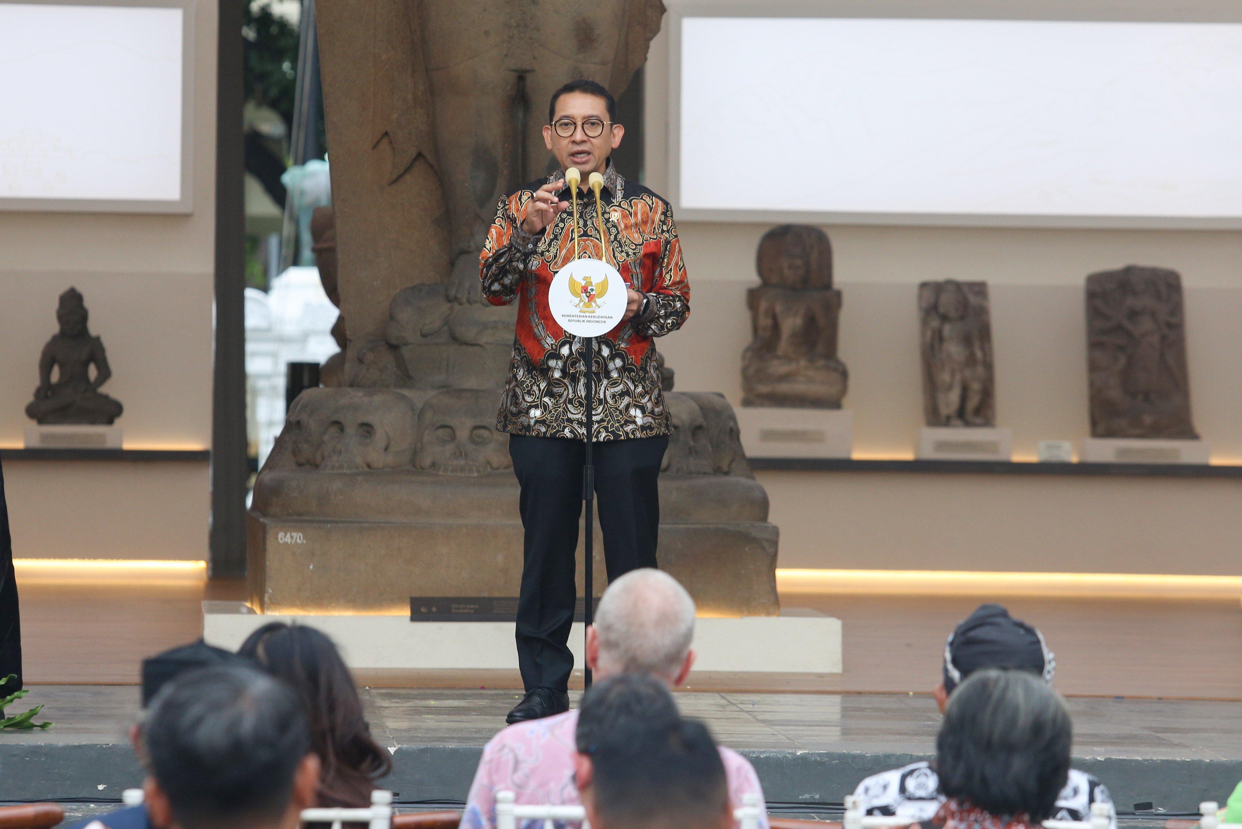 Menteri Kebudayaan, Fadli Zon memberikan sambutan saat pembukaan Pameran Pesona Keris Nusantara di Museum Nasional, Jakarta, Senin (25/11/2024). Pameran yang digelar dalam rangka memperingati 19 tahun pengakuan UNESCO terhadap Keris Indonesia sebagai Karya Agung Budaya Dunia tersebut menghadirkan lebih dari 200 keris dari berbagai daerah dan berlangsung hingga 31 Desember 2024.