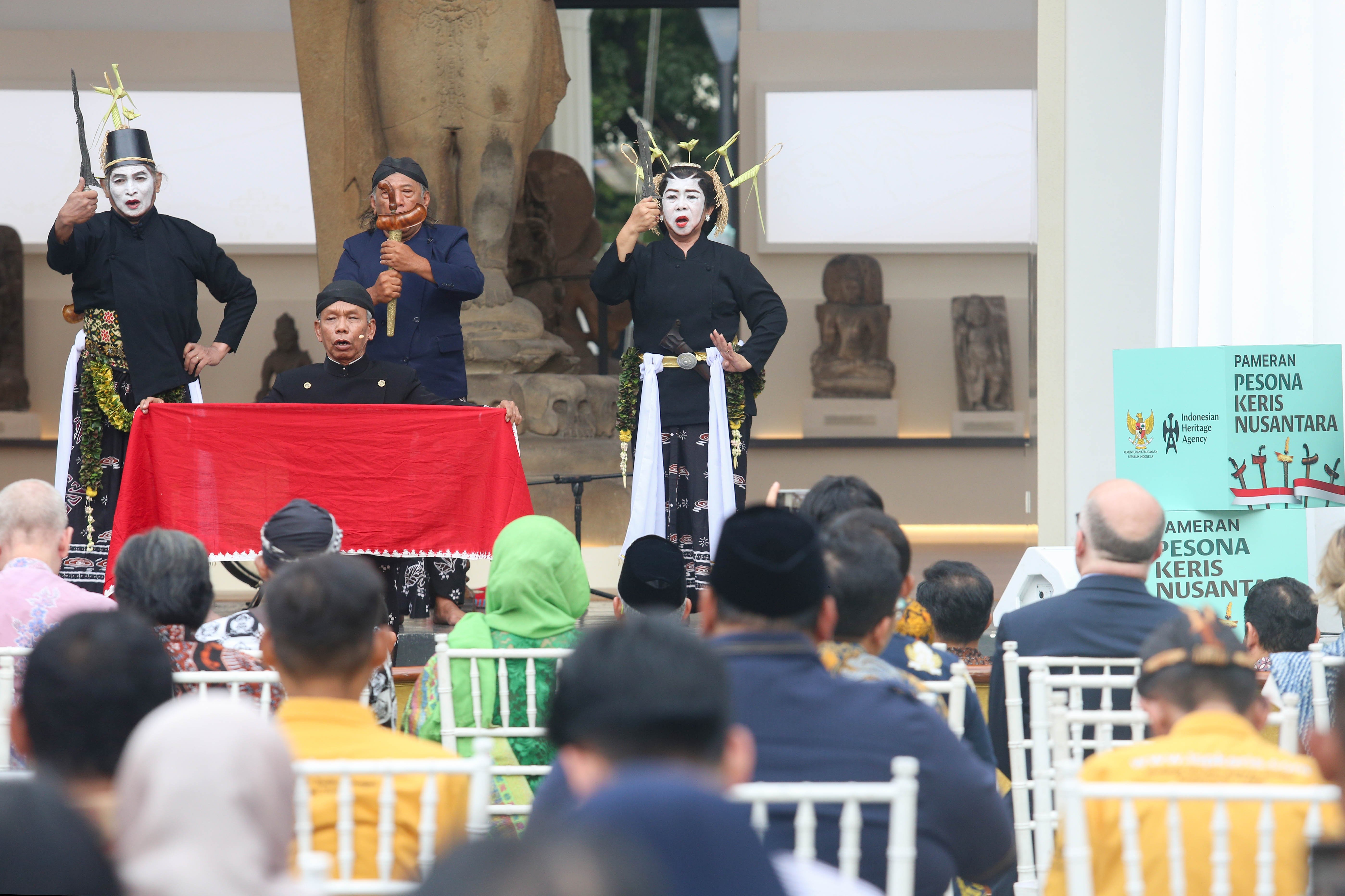 Penari menampilkan Tari Pusaka saat pembukaan Pameran Pesona Keris Nusantara di Museum Nasional, Jakarta, Senin (25/11/2024). Pameran yang digelar dalam rangka memperingati 19 tahun pengakuan UNESCO terhadap Keris Indonesia sebagai Karya Agung Budaya Dunia tersebut menghadirkan lebih dari 200 keris dari berbagai daerah dan berlangsung hingga 31 Desember 2024.