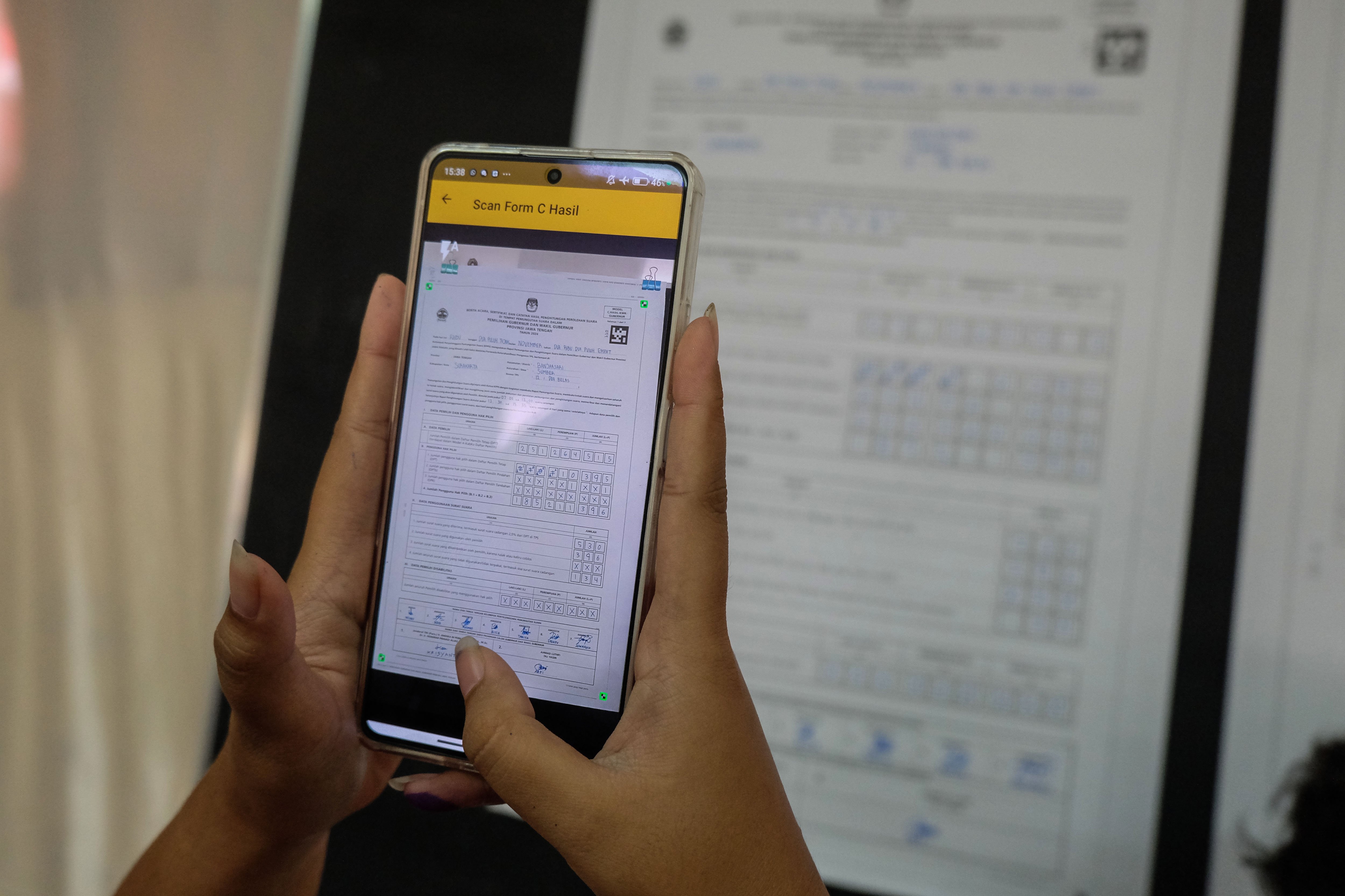 Petugas KPPS memindai formulir C hasil penghitungan suara pemilihan Gubernur Jawa Tengah di TPS 12, Kelurahan Sumber, Kecamatan Banjarsari, Solo, Rabu (27/11/2024). KPU menerapkan penggunaan aplikasi Sirekap mobile pada Pilkada serentak 2024 dengan beberapa perbaikan dibanding versi sebelumnya, salah satunya fitur aritmatika guard yang mampu mendeteksi salah input dalam sistem yang dipegang oleh petugas KPPS. 