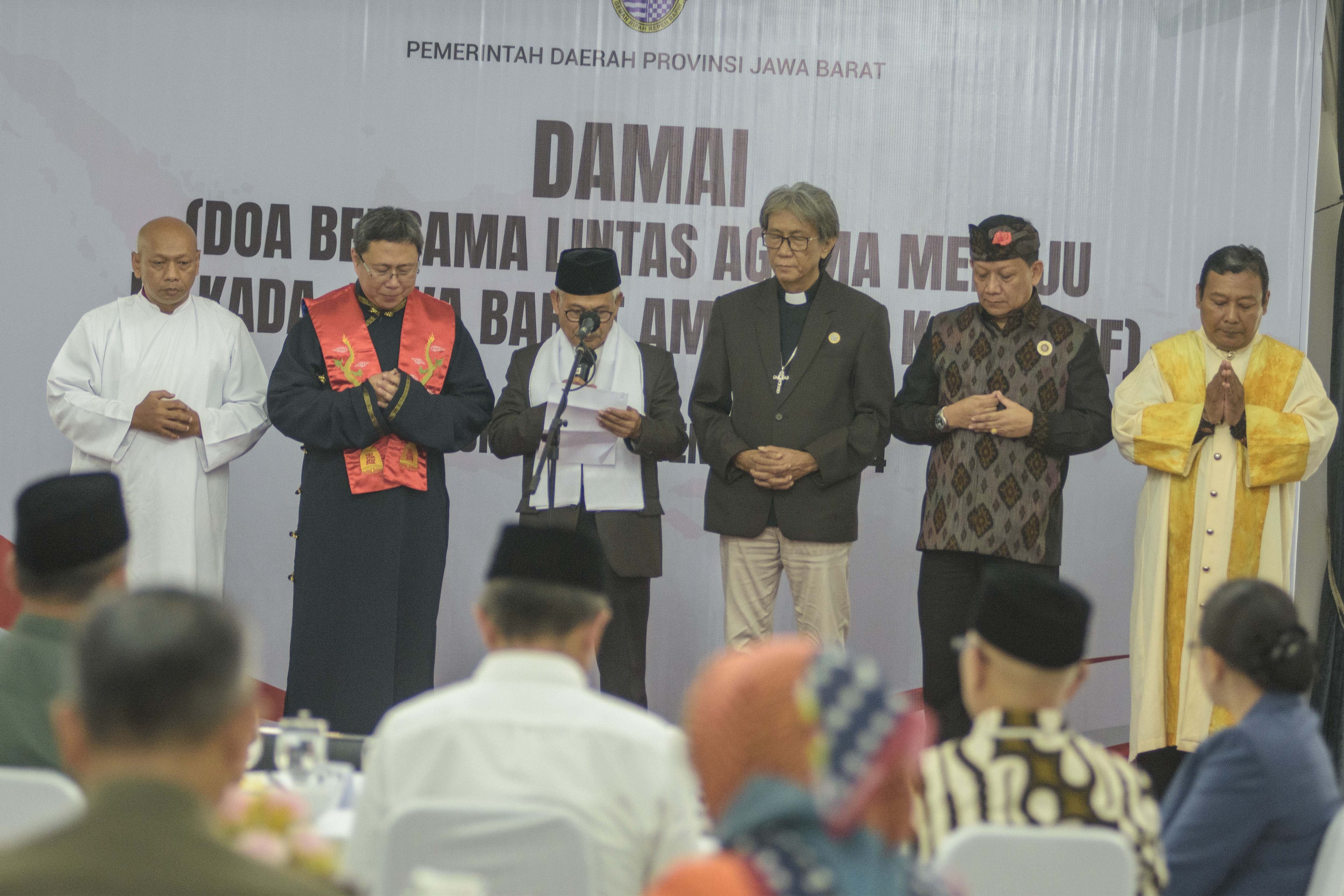 Perwakilan tokoh lintas agama melakukan doa bersama pada kegiatan Doa Bersama Lintas Agama untuk Pilkada Jabar di Gedung Pakuan, Bandung, Jawa Barat, Senin (25/11/2024). Doa bersama tersebut sebagai harapan agar pelaksanaan Pilkada Jawa Barat 2024 pada Rabu (27/11) berlangsung aman, lancar, dan kondusif.