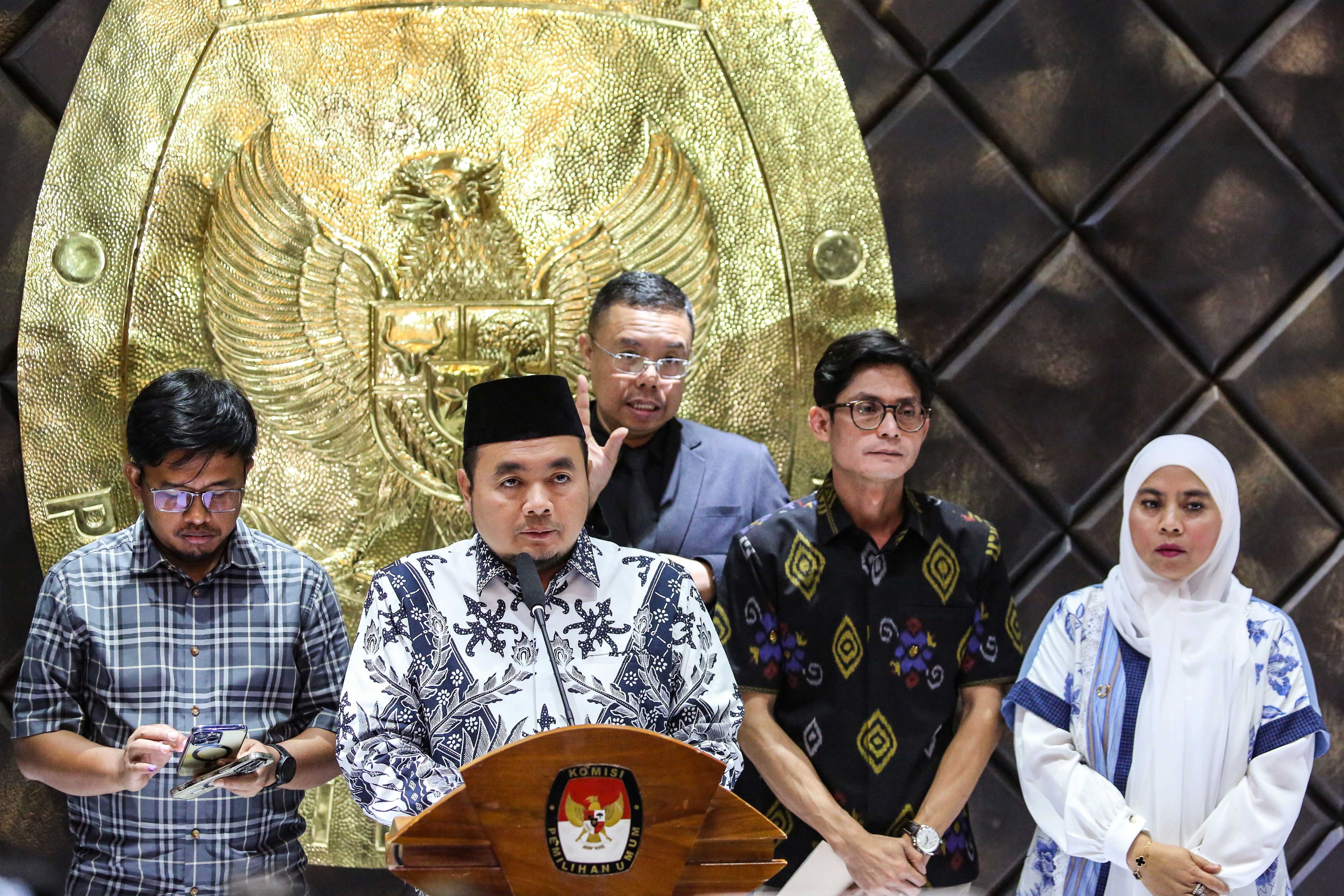 Ketua KPU Mochammad Afifuddin (kedua kiri) bersama Komisioner KPU August Mellaz (kedua kanan), Betty Epsilon (kanan) dan Idham Holik (kiri) menyampaikan keterangan saat konferensi pers di Kantor KPU, Jakarta, Rabu (27/11/2024). Konferensi pers tersebut mengenai perkembangan pelaksanaan pemungutan dan perhitungan suara pada Pilkada Serentak 2024 dari 545 daerah administrasi di Indonesia. 