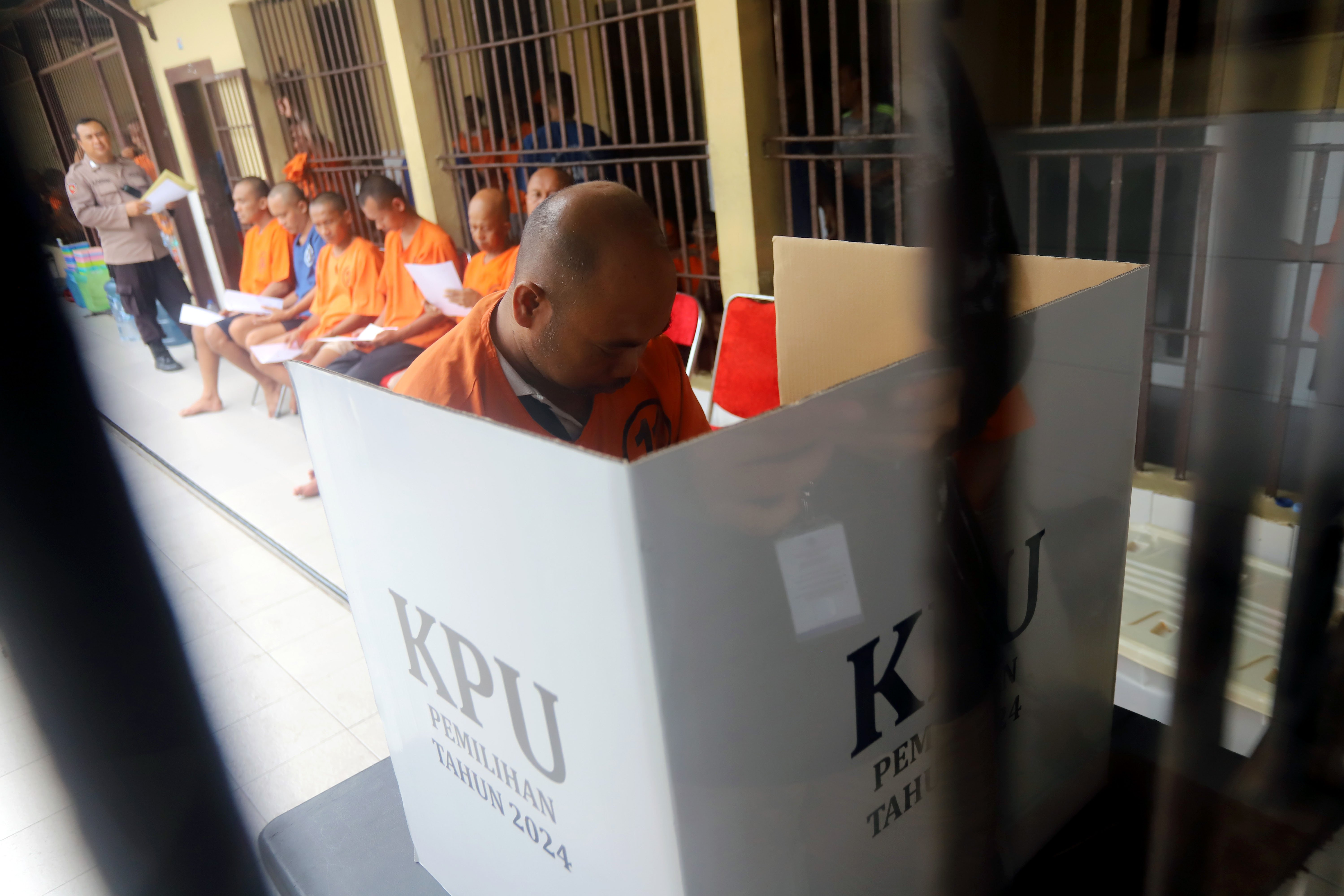 Seorang tahanan menyalurkan hak pilihnya saat pemungutan suara Pilkada 2024 di Rutan Mapolres Blitar Kota, Jawa Timur, Rabu (27/11/2024). Polres Blitar Kota memfasilitasi penyaluran hak suara bagi 36 tahanan penghuni rutan melalui TPS keliling pada Pilkada serentak 2024. 