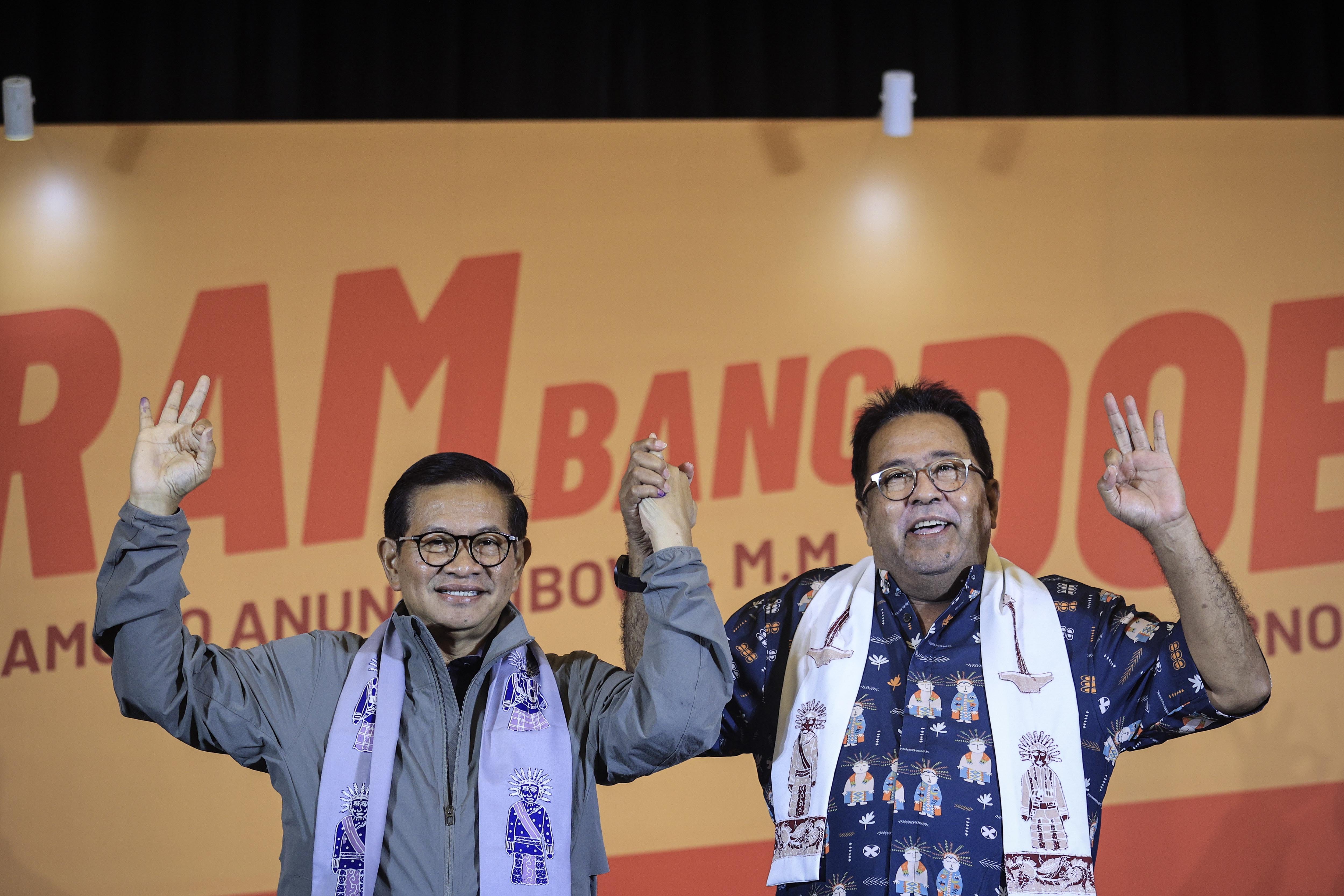 Calon gubernur dan wakil gubernur DKI Jakarta nomor urut 3 Pramono Anung (kiri) dan Rano Karno (kanan) berfoto bersama usai menyampaikan keterangan pers terkait hasil hitung cepat Pemilihan Kepala Daerah (Pilkada) di Jakarta, Rabu (27/11/2024). Dalam keterangannya Pramono-Rano berharap hasil dari exit poll, quick count dan real count akan sama karena sejumlah lembaga survei menempatkan pasangan tersebut unggul dibandingkan pasangan calon lainnya dalam Pilkada Jakarta 2024. 