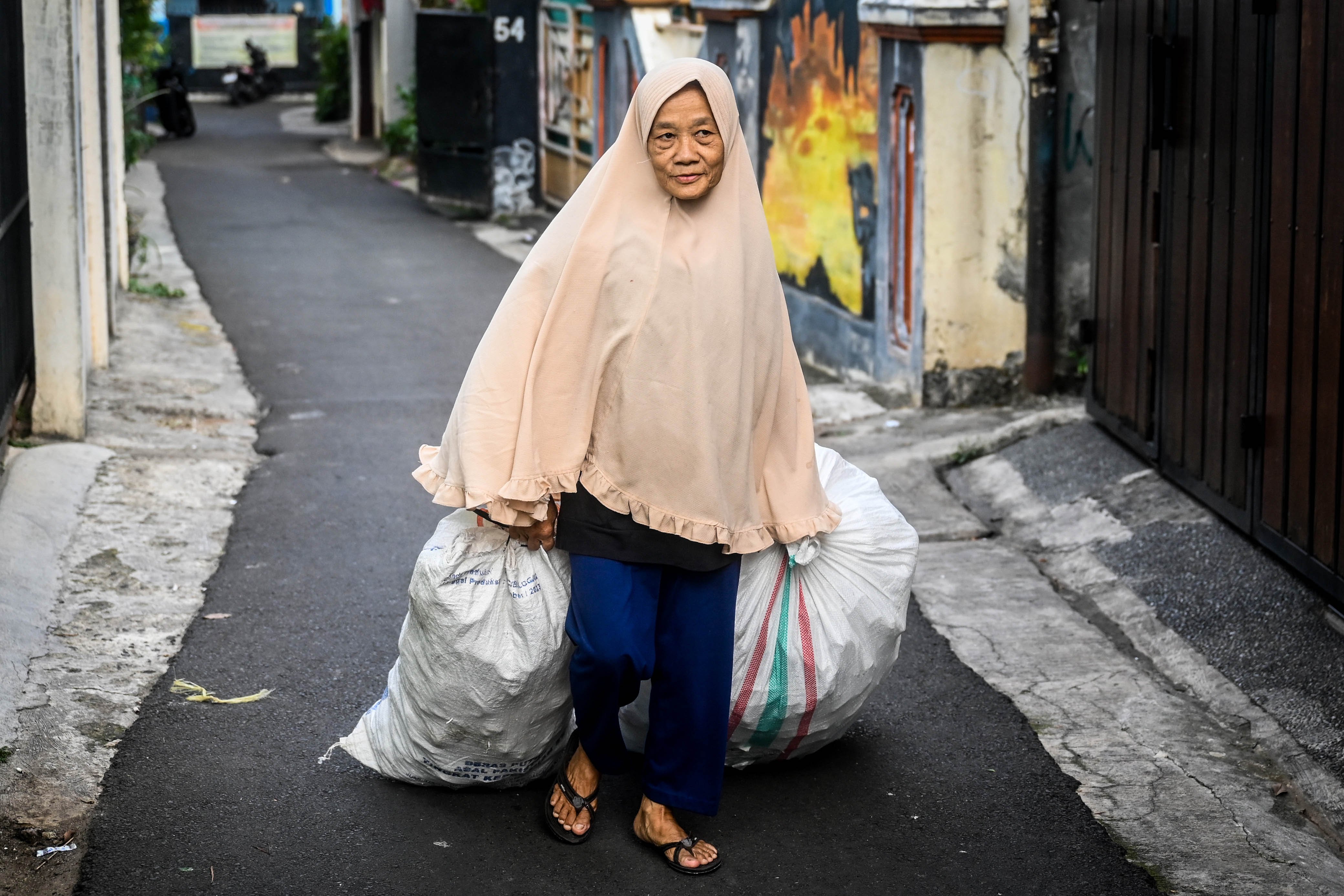 Nasabah membawa sampah di Bank Sampah Budi Luhur, Jakarta.