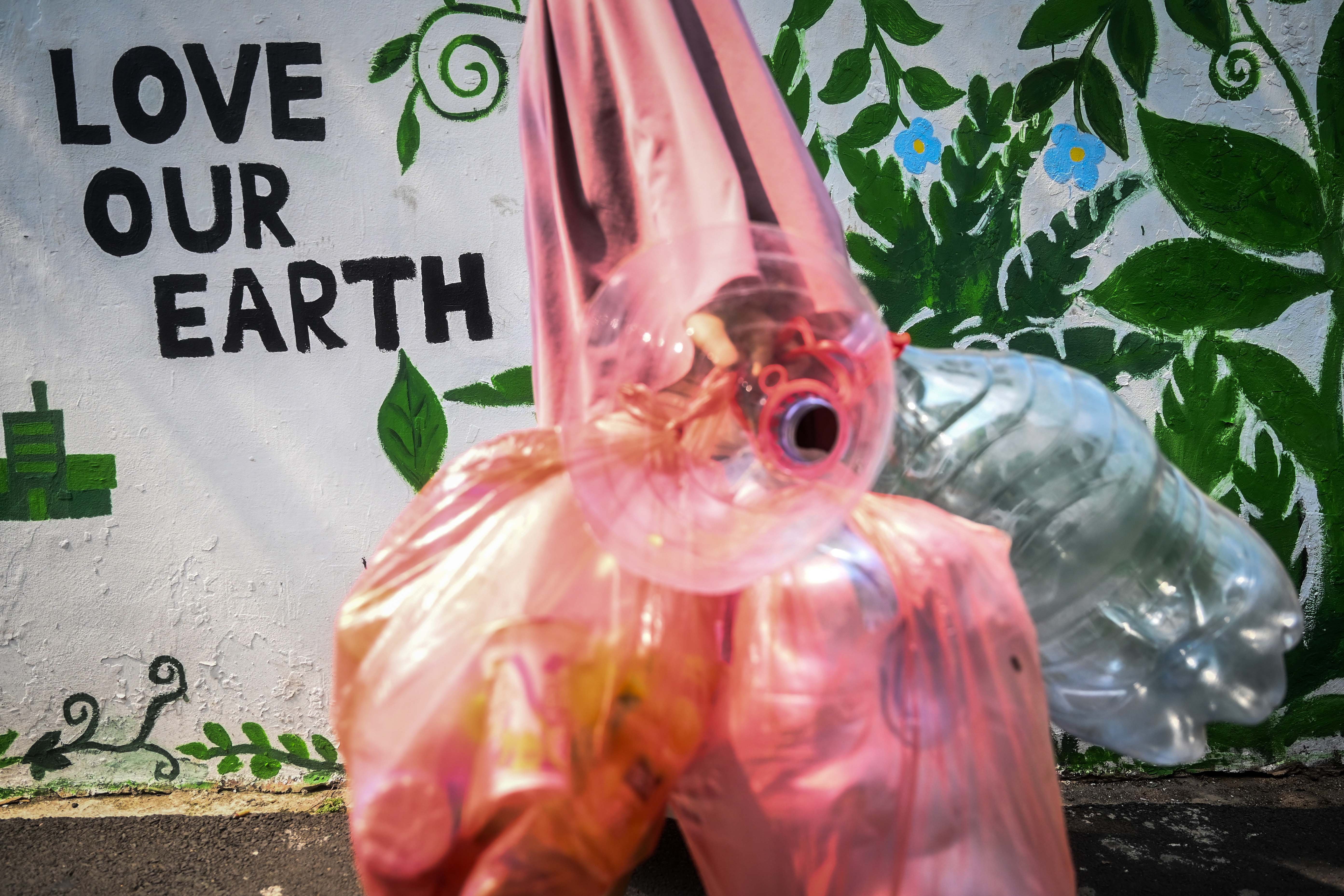 Sampah plastik sebelum ditimbang di Bank Sampah Budi Luhur, Jakarta.