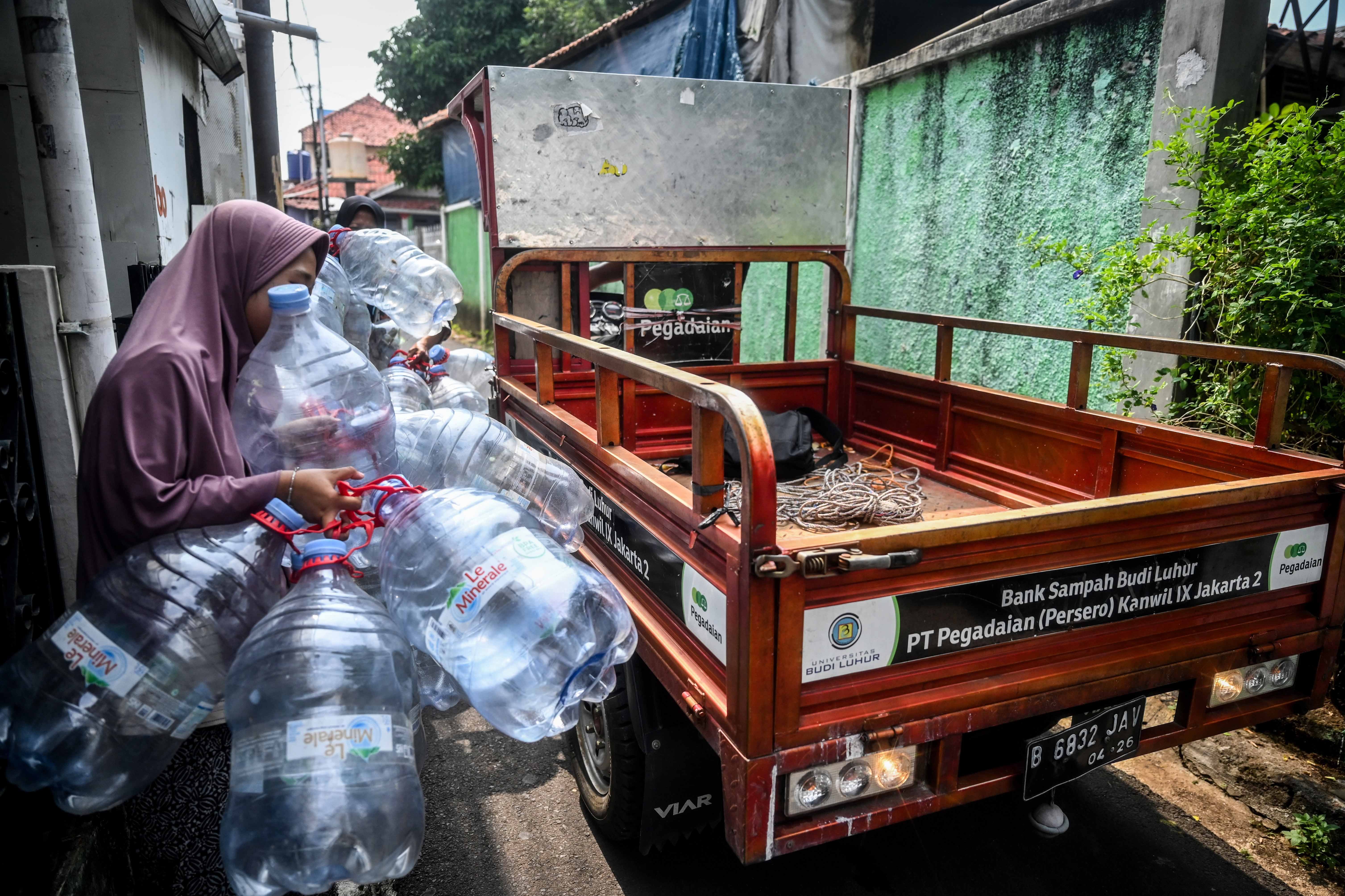 Nasabah membawa sampah di Bank Sampah Budi Luhur, Jakarta.