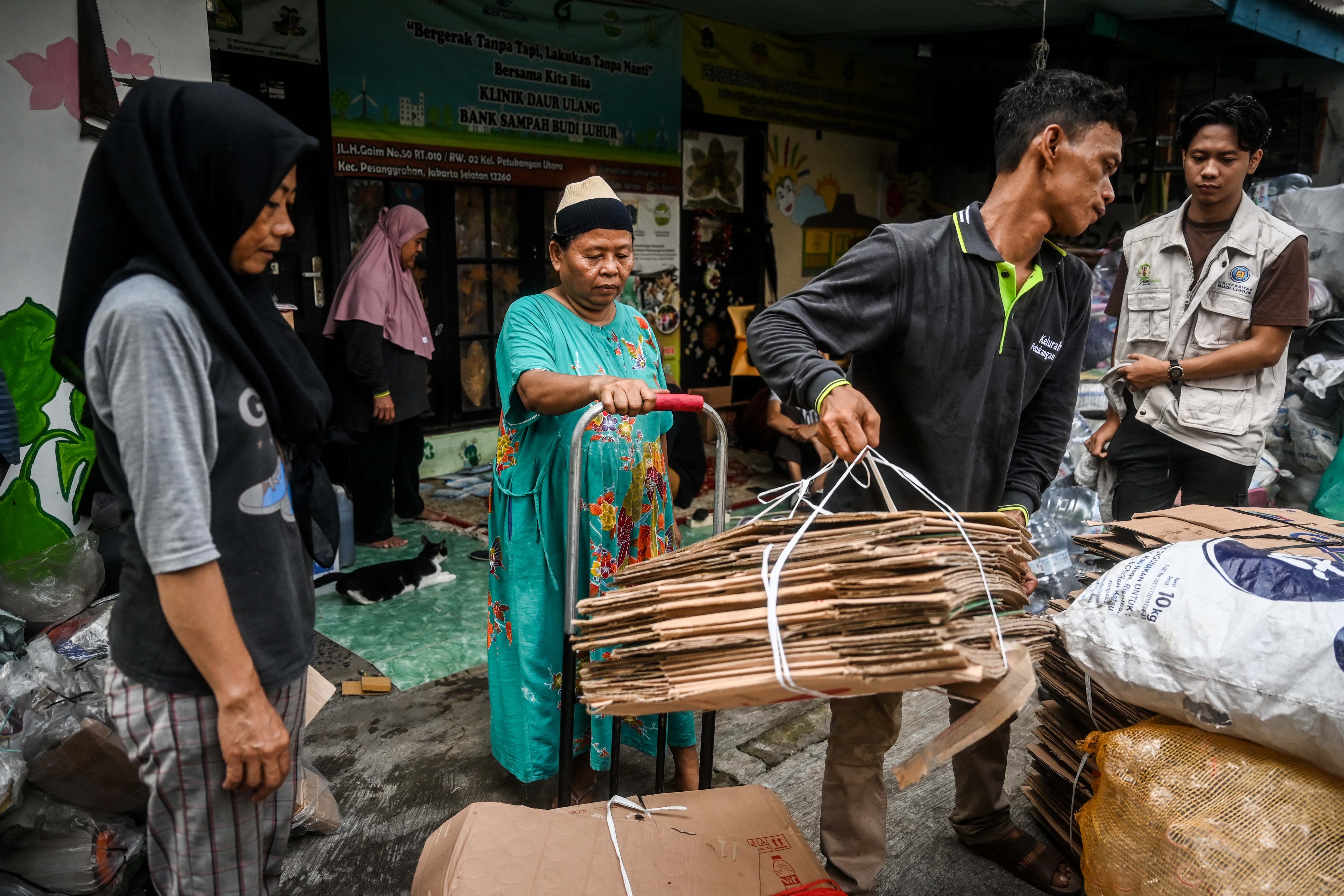 Sejumlah nasabah menimbang sampah di Bank Sampah Budi Luhur.