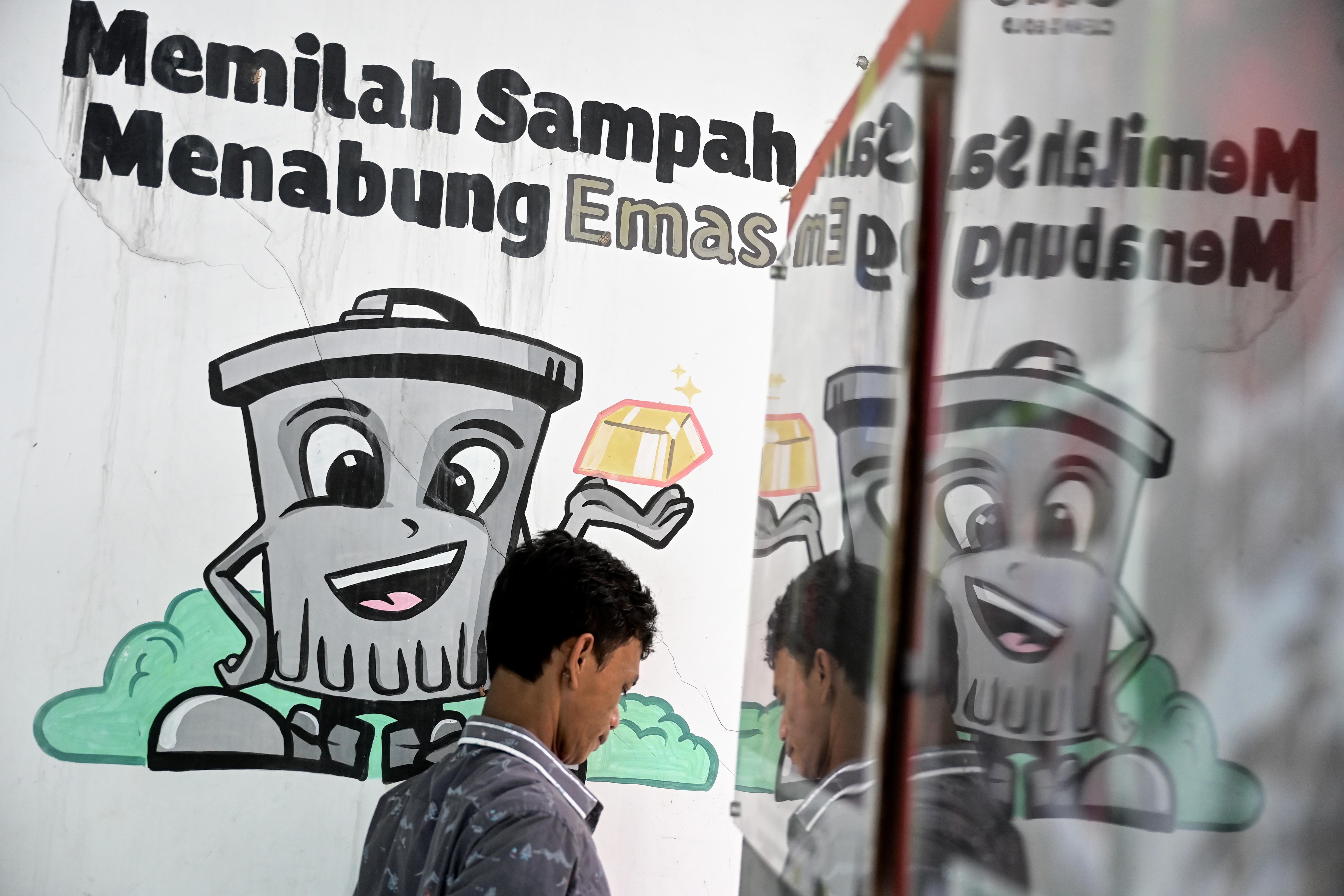 Nasabah melintas di Bank Sampah Budi Luhur. 