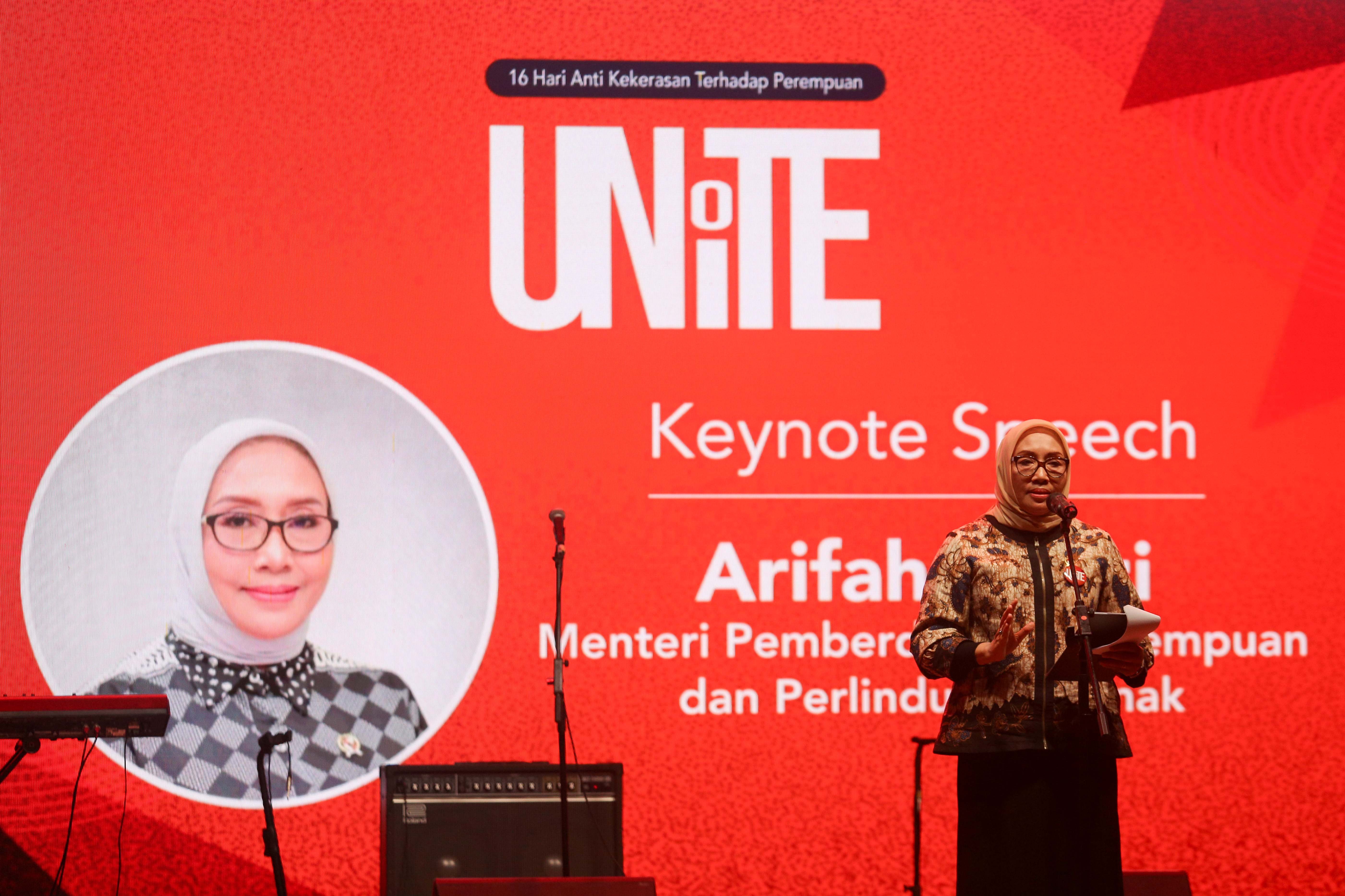 Menteri Pemberdayaan Perempuan dan Perlindungan Anak, Arifah Fauzi menyampaikan sambutan pada pembukaan acara UNiTE 2024 di M Bloc Space, Jakarta, Rabu (4/12/2024). Kegiatan yang merupakan bagian dari kampanye tahunan 16 Hari Tanpa Kekerasan terhadap Perempuan ini bertujuan untuk memberikan pemahaman tentang isu kekerasan terhadap perempuan, mendorong perubahan sosial dan memastikan dukungan yang komprehensif bagi para penyintas.
