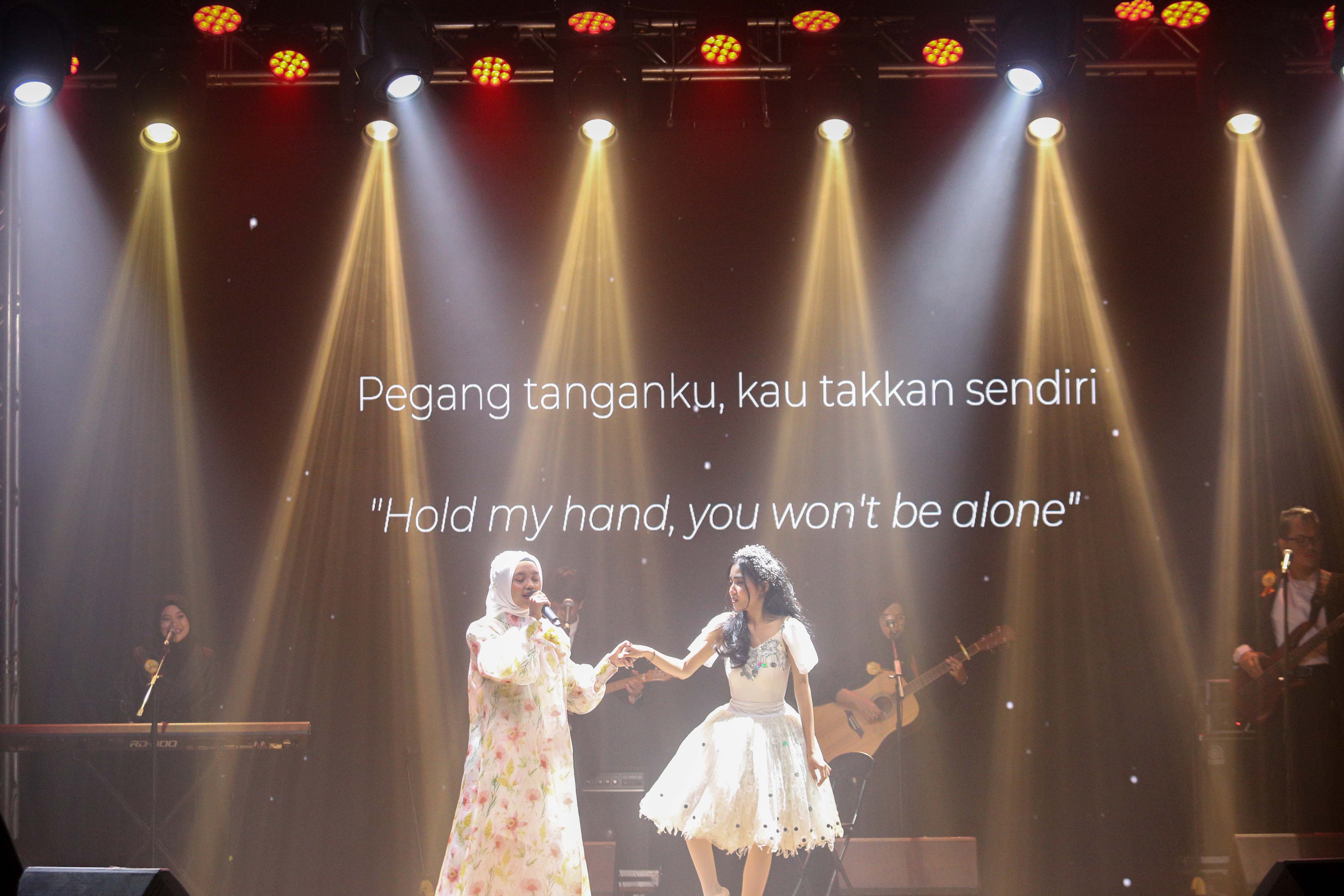 Penampilan band Seaflowers pada acara UNiTE 2024 di M Bloc Space, Jakarta, Rabu (4/12/2024). Kegiatan yang merupakan bagian dari kampanye tahunan 16 Hari Tanpa Kekerasan terhadap Perempuan ini bertujuan untuk memberikan pemahaman tentang isu kekerasan terhadap perempuan, mendorong perubahan sosial dan memastikan dukungan yang komprehensif bagi para penyintas.