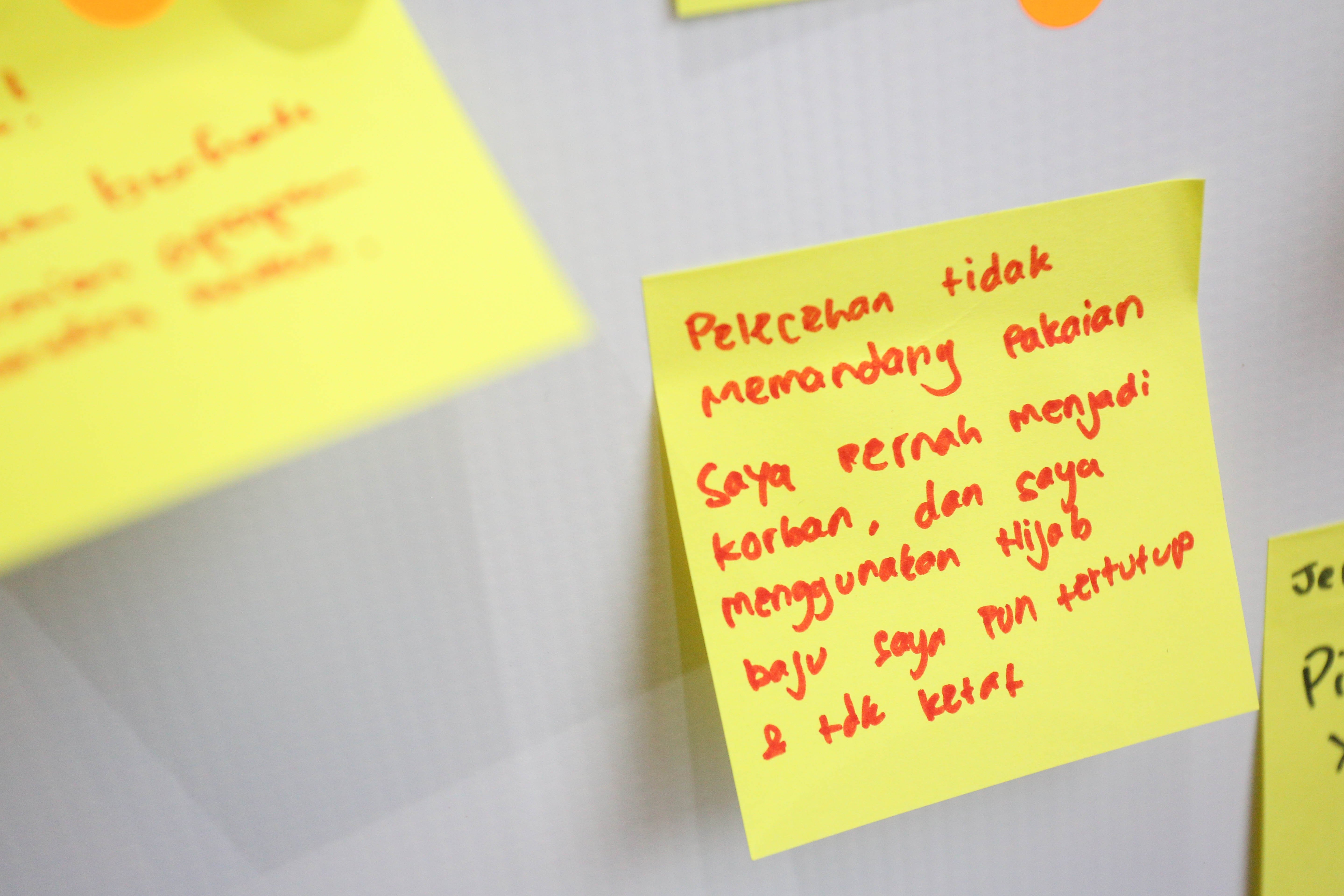 Salah satu pesan yang dituliskan oleh pengunjung di pameran #NoExcuse pada acara UNiTE 2024 di M Bloc Space, Jakarta, Rabu (4/12/2024). Pameran yang berlangsung hingga 8 Desember ini menampilkan representasi dari pakaian korban kekerasan dengan tujuan untuk mengungkap kesalahpahaman yang menganggap bahwa pakaian yang dikenakan oleh perempuan merupakan penyebab dari kekerasan seksual.