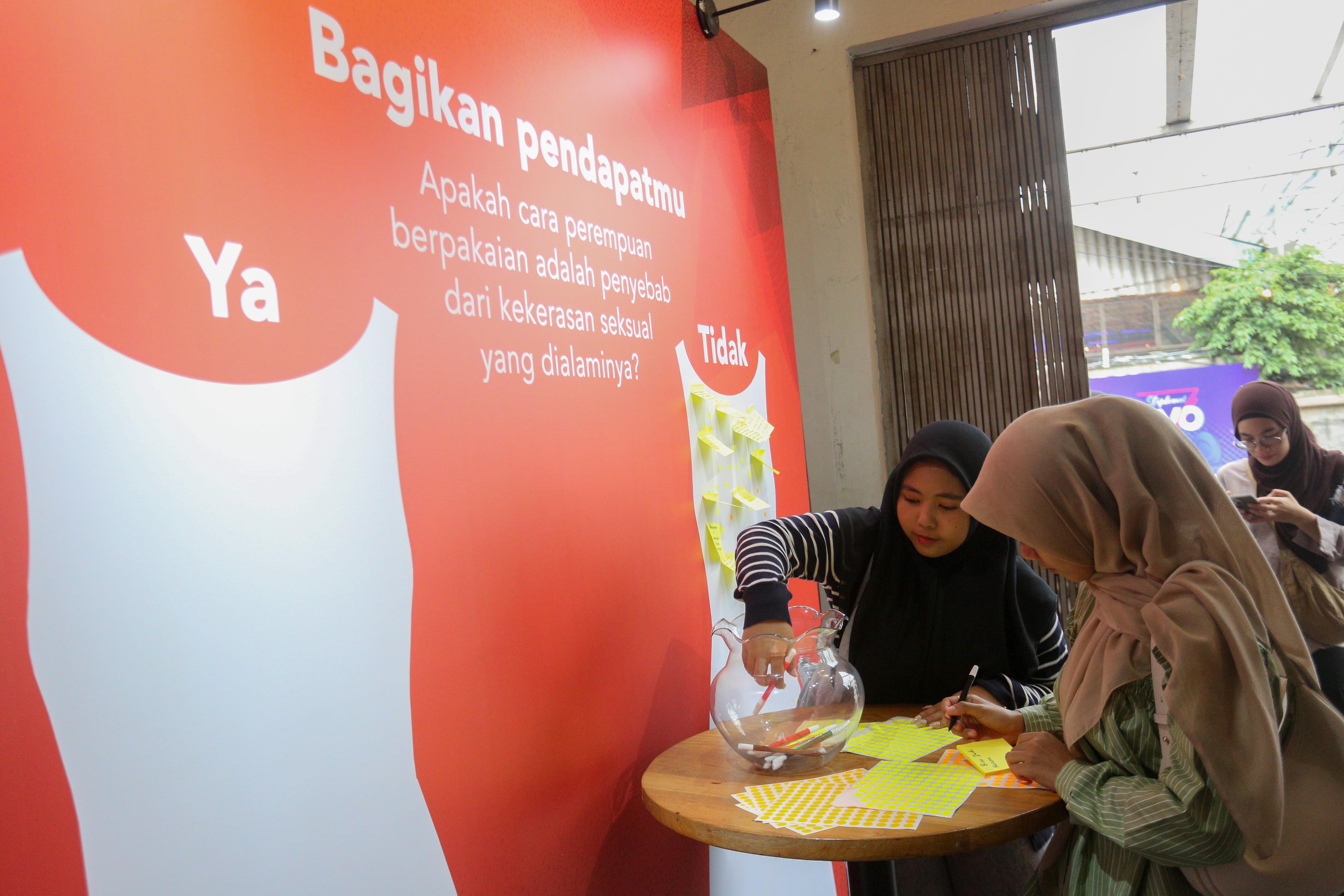 Pengunjung menuliskan pendapatnya mengenai kekerasan seksual terhadap perempuan di pameran #NoExcuse pada acara UNiTE 2024 di M Bloc Space, Jakarta, Rabu (4/12/2024). Pameran yang berlangsung hingga 8 Desember ini menampilkan representasi dari pakaian korban kekerasan dengan tujuan untuk mengungkap kesalahpahaman yang menganggap bahwa pakaian yang dikenakan oleh perempuan merupakan penyebab dari kekerasan seksual.