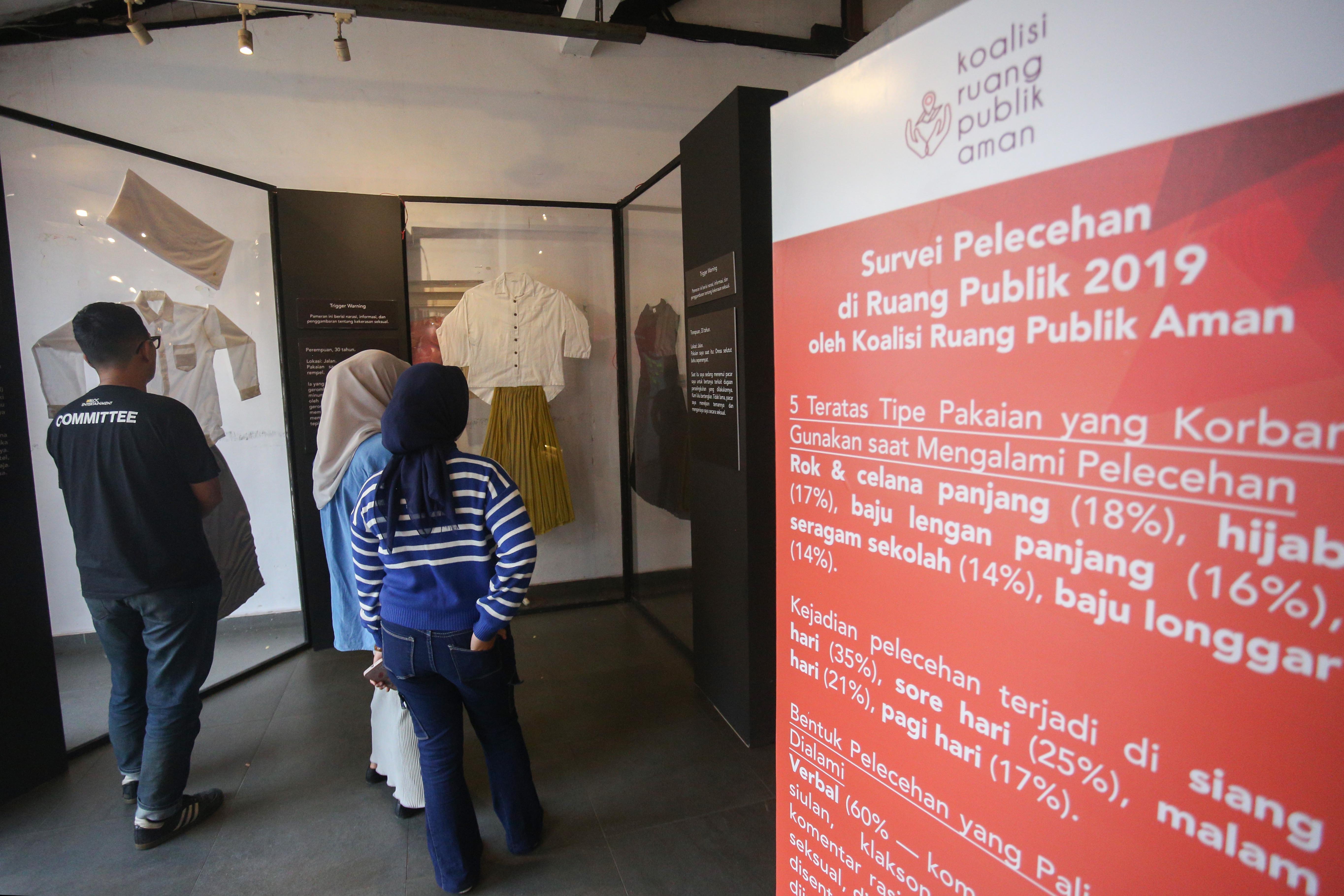 Sejumlah pengunjung melihat informasi mengenai kekerasan pada perempuan di pameran #NoExcuse pada acara UNiTE 2024 di M Bloc Space, Jakarta, Rabu (4/12/2024). Pameran yang berlangsung hingga 8 Desember ini menampilkan representasi dari pakaian korban kekerasan dengan tujuan untuk mengungkap kesalahpahaman yang menganggap bahwa pakaian yang dikenakan oleh perempuan merupakan penyebab dari kekerasan seksual.