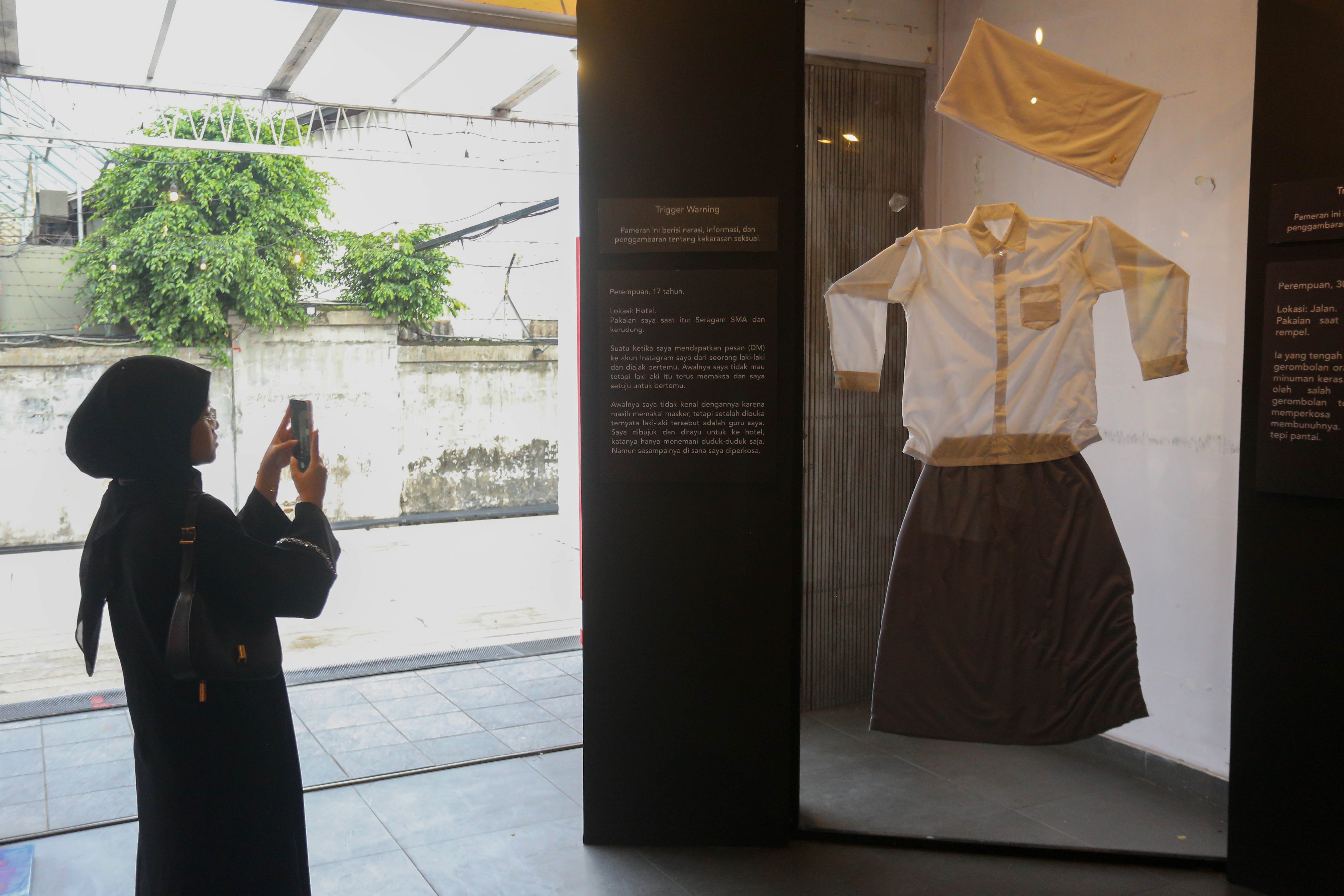 Pengunjung memotret pakaian dari korban kekerasan seksual terhadap perempuan di pameran #NoExcuse pada acara UNiTE 2024 di M Bloc Space, Jakarta, Rabu (4/12/2024). Pameran yang berlangsung hingga 8 Desember ini menampilkan representasi dari pakaian korban kekerasan dengan tujuan untuk mengungkap kesalahpahaman yang menganggap bahwa pakaian yang dikenakan oleh perempuan merupakan penyebab dari kekerasan seksual.
