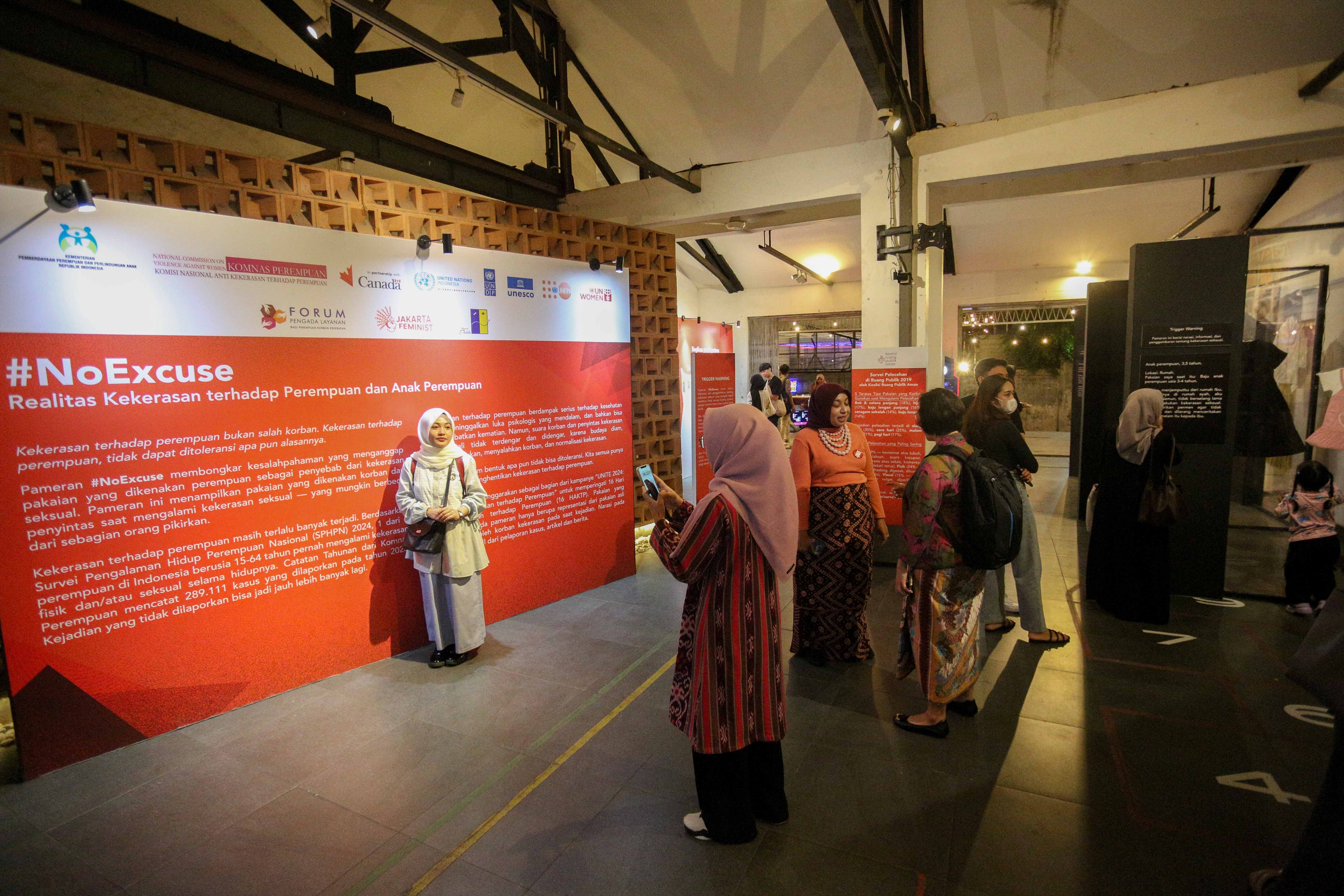 Sejumlah pengunjung saat menghadiri pameran #NoExcuse pada acara UNiTE 2024 di M Bloc Space, Jakarta, Rabu (4/12/2024). Pameran yang berlangsung hingga 8 Desember ini menampilkan representasi dari pakaian korban kekerasan dengan tujuan untuk mengungkap kesalahpahaman yang menganggap bahwa pakaian yang dikenakan oleh perempuan merupakan penyebab dari kekerasan seksual.