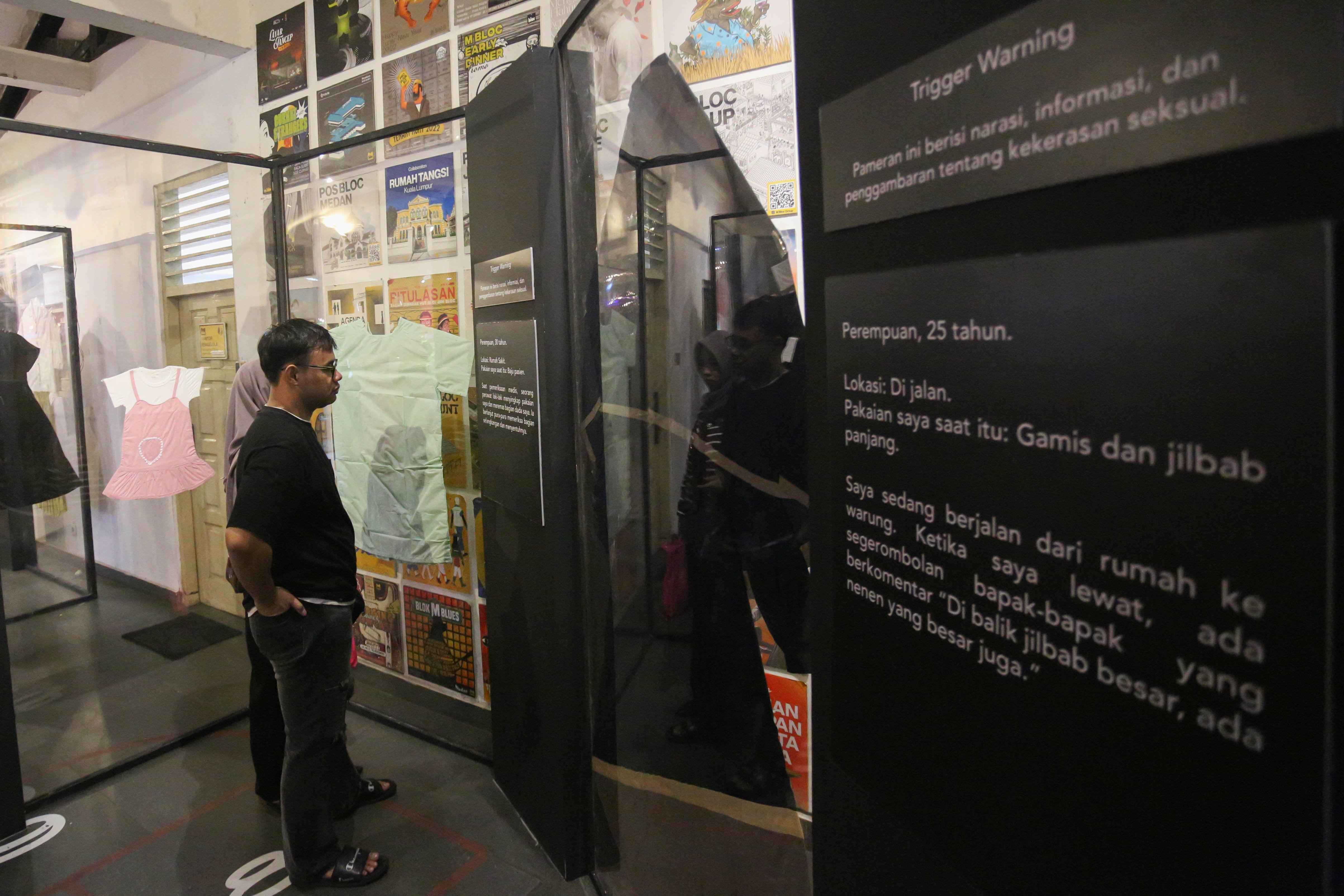 Pengunjung melihat informasi mengenai kekerasan pada perempuan di pameran #NoExcuse pada acara UNiTE 2024 di M Bloc Space, Jakarta, Rabu (4/12/2024). Pameran yang berlangsung hingga 8 Desember ini menampilkan representasi dari pakaian korban kekerasan dengan tujuan untuk mengungkap kesalahpahaman yang menganggap bahwa pakaian yang dikenakan oleh perempuan merupakan penyebab dari kekerasan seksual.