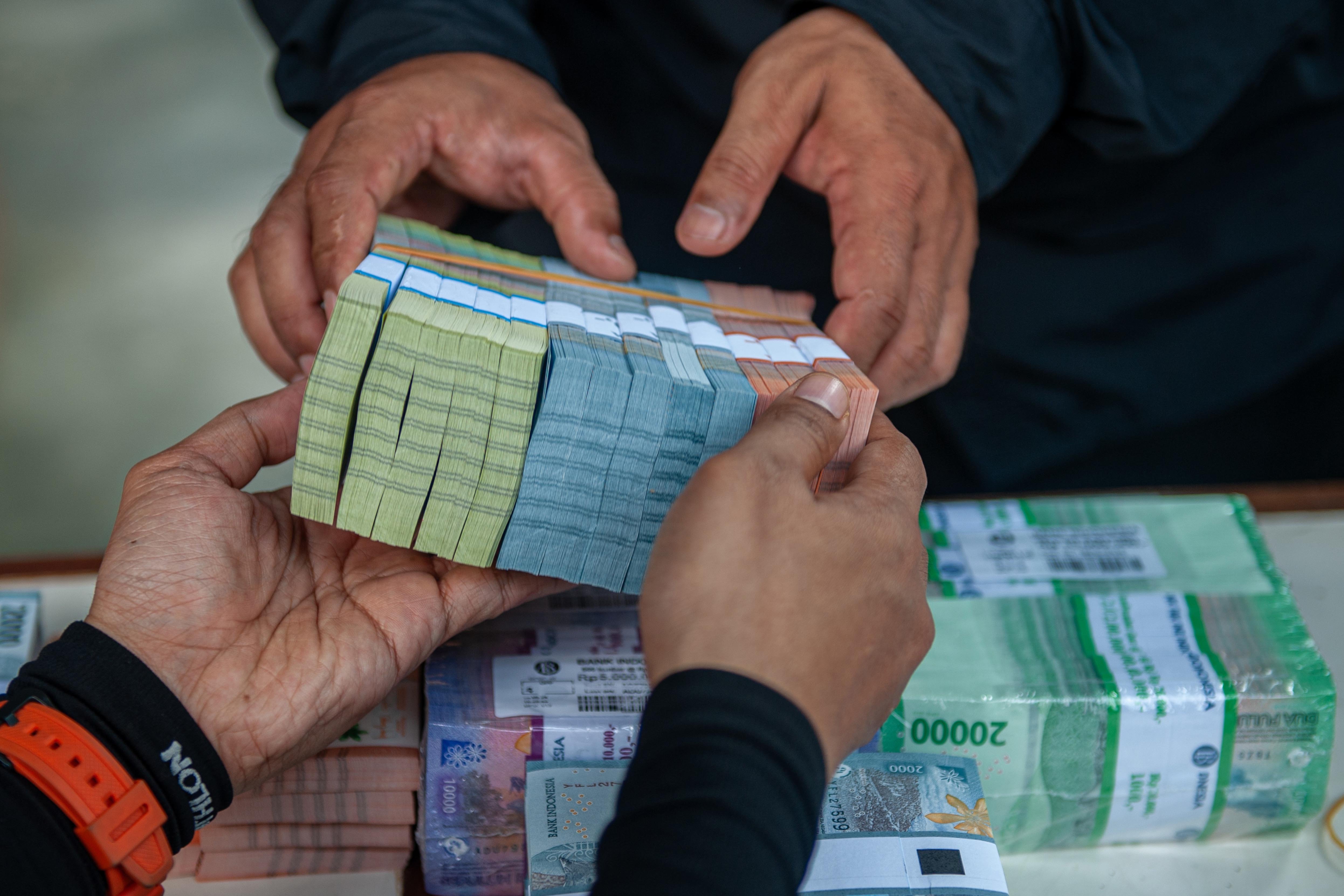 Pegawai KPw BI Jateng melayani warga yang menukarkan uang lusuhnya dengan uang baru saat kas keliling penukaran uang baru saat Ekspedisi Rupiah Karimunjawa (ERK-2024).