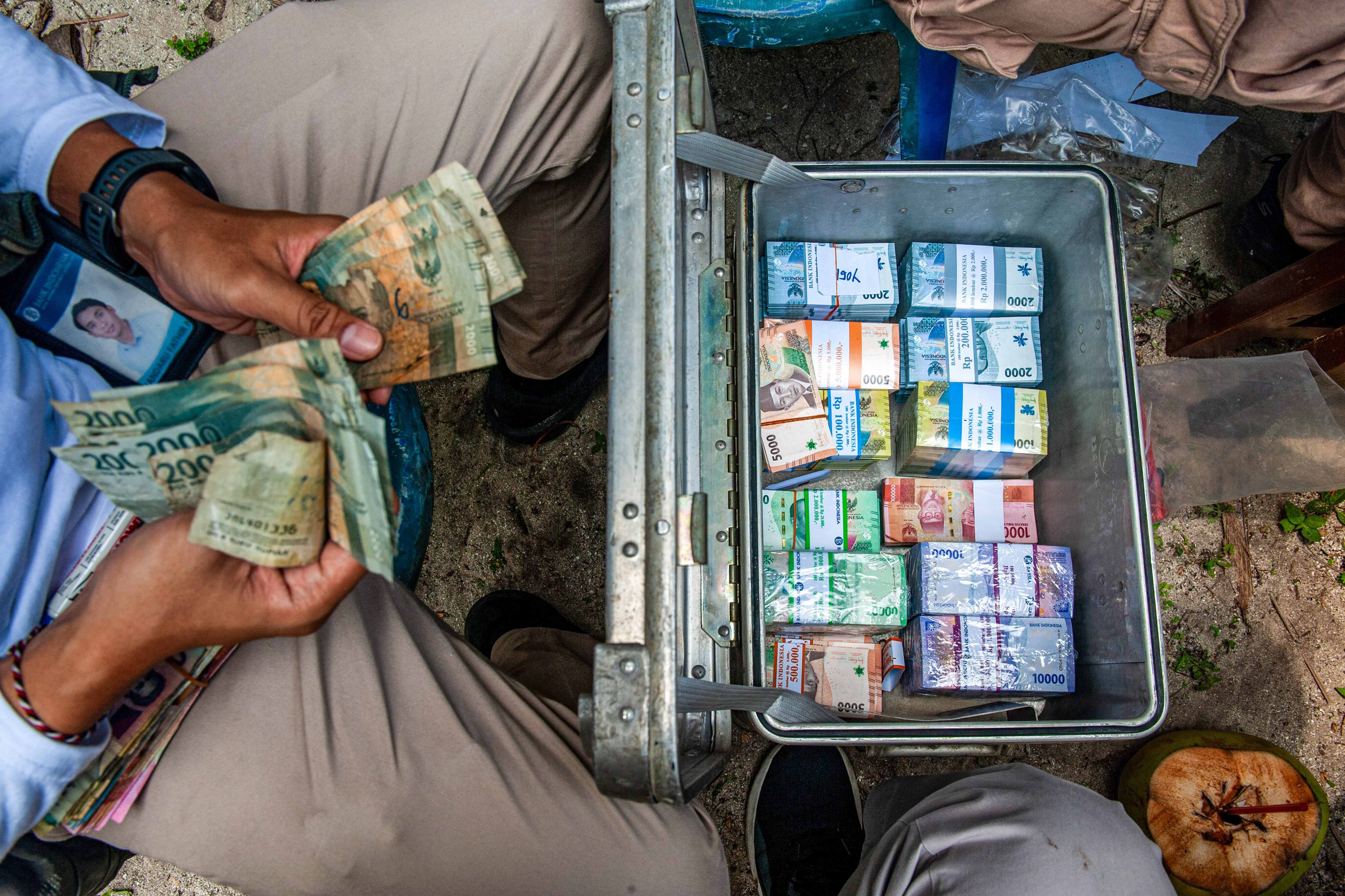 Pegawai KPw BI Jateng melayani warga yang menukarkan uang lusuh saat kas keliling penukaran uang baru pada Ekspedisi Rupiah Karimunjawa (ERK-2024).