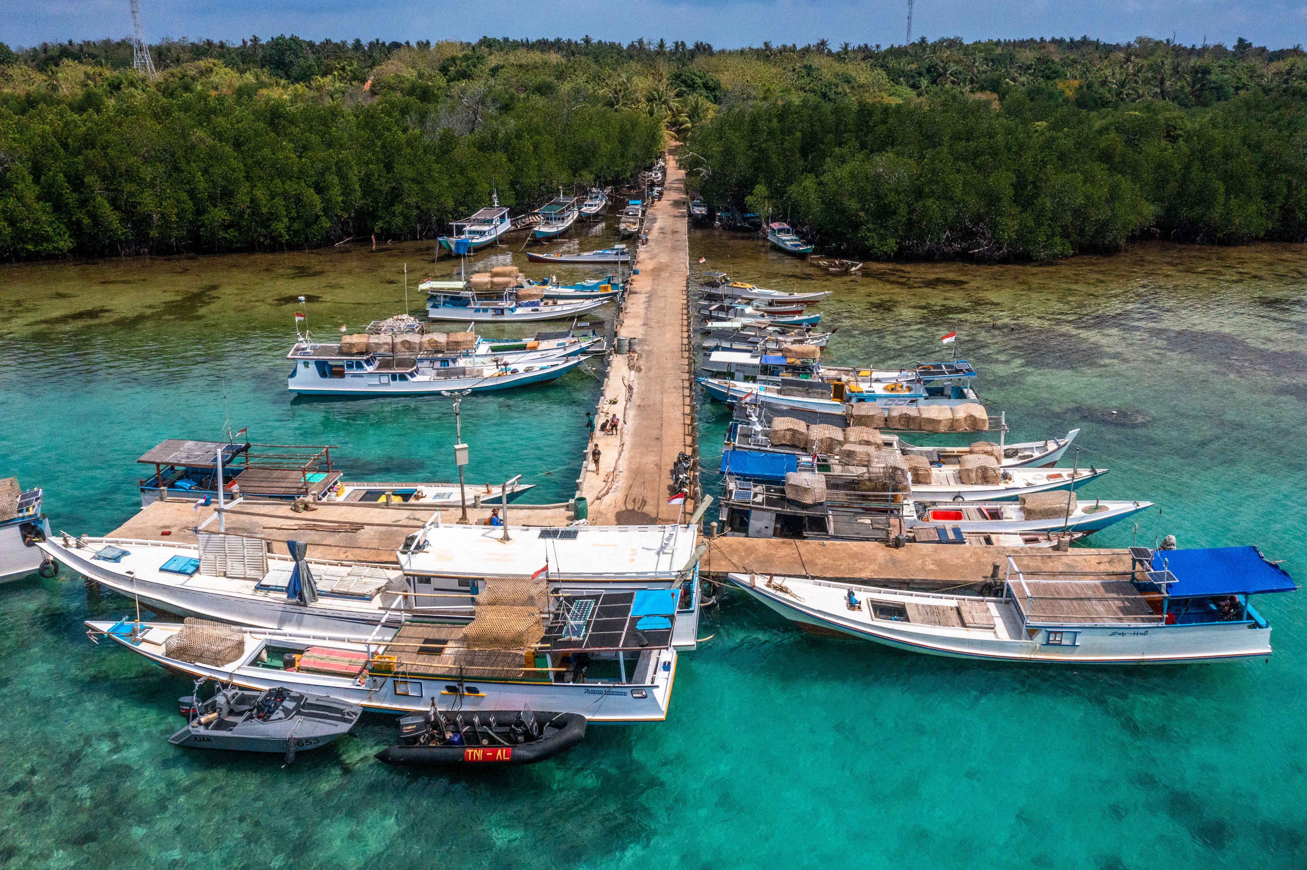 Foto udara dua unit sekoci milik KRI Ajak-653 dan KAL Pulau Menjangan II-5-39 tertambat di dermaga Pulau Nyamuk saat misi pelayaran Ekspedisi Rupiah Karimunjawa (ERK-2024).