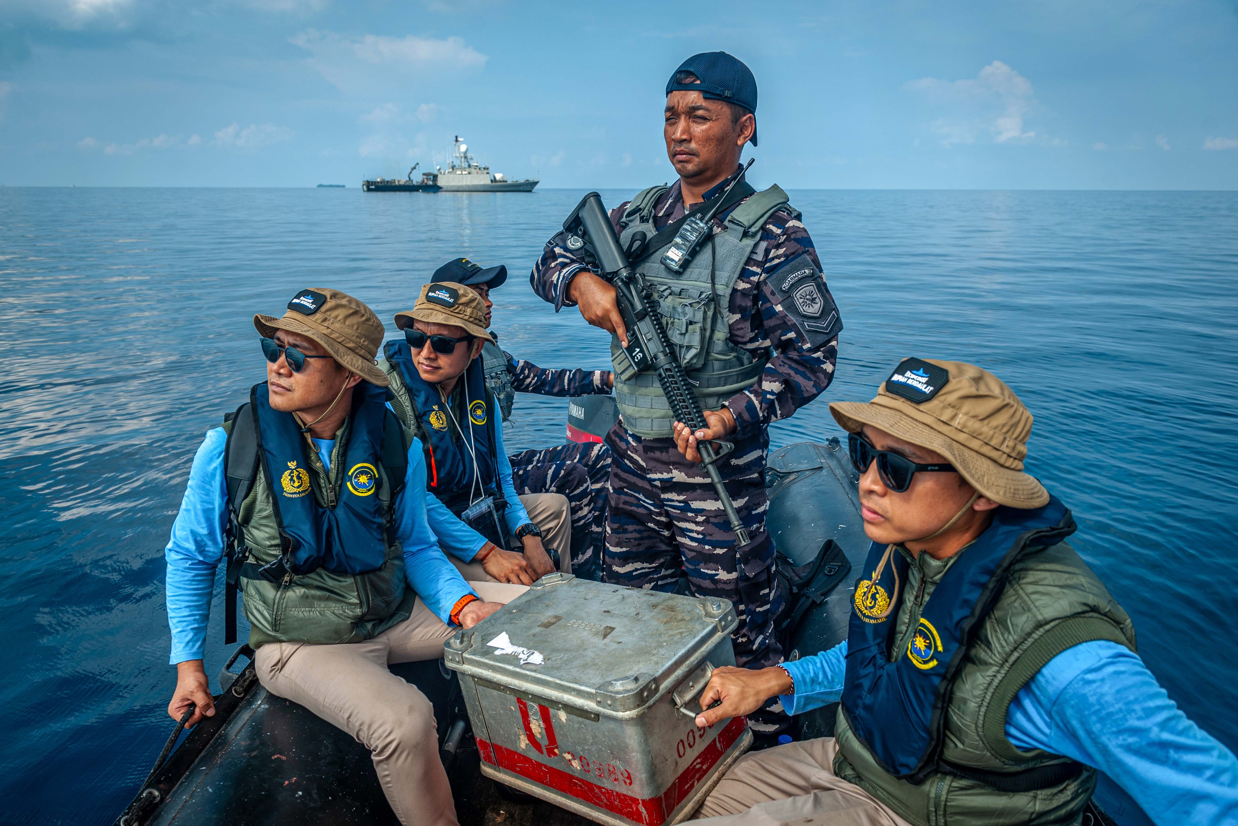 Personel KRI Ajak-653 Satuan Kapal Cepat Koarmada II mengawal pegawai KPw BI Jateng yang membawa kotak berisi uang rupiah saat pelayaran Ekspedisi Rupiah Karimunjawa (ERK-2024) di wilayah perairan Kepulauan Karimunjawa, Jawa Tengah.