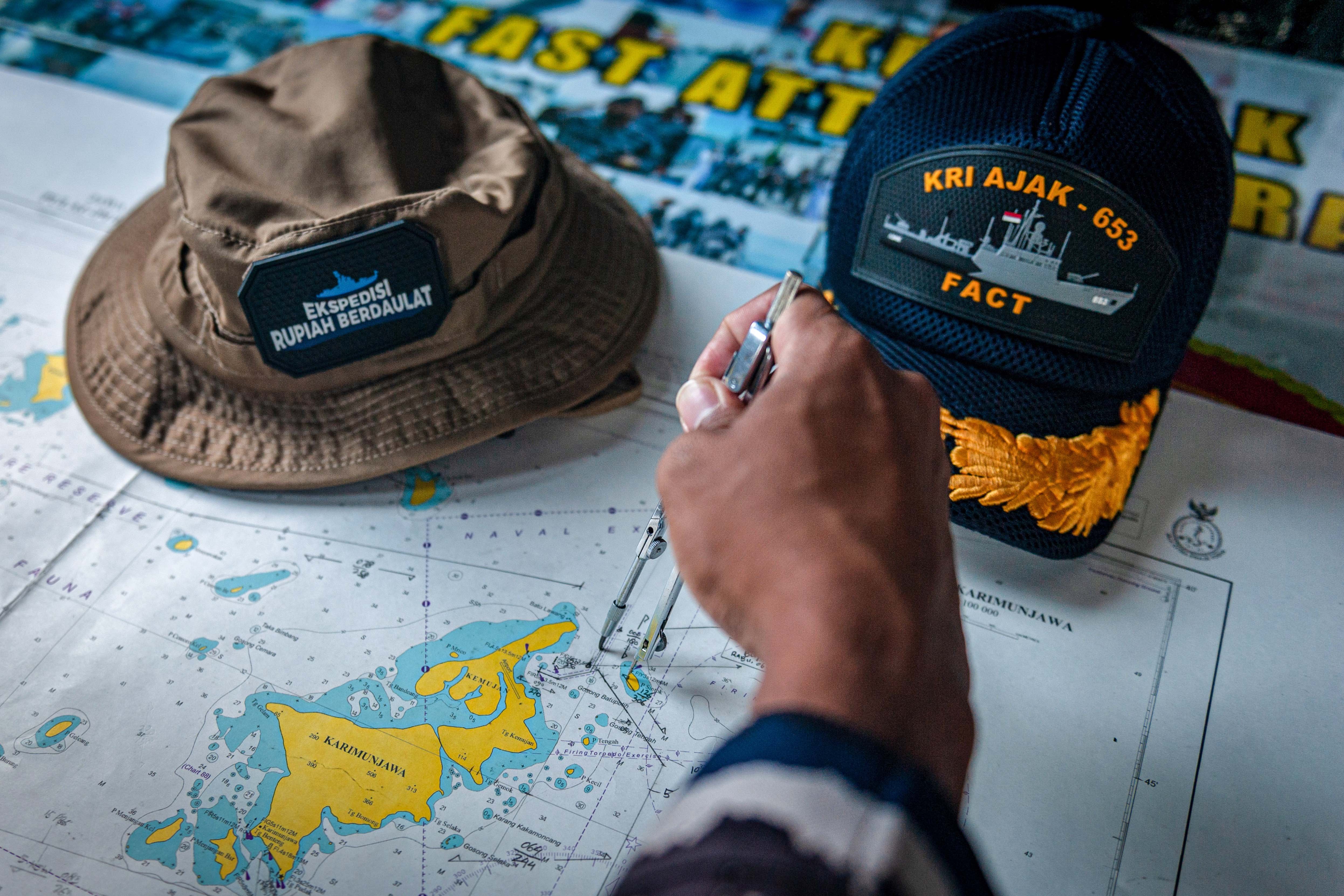 Personel KRI Ajak-653 mengukur titik koordinat posisi kapal saat misi pelayaran Ekspedisi Rupiah Karimunjawa (ERK-2024) di perairan Kepulauan Karimunjawa, Jawa Tengah.