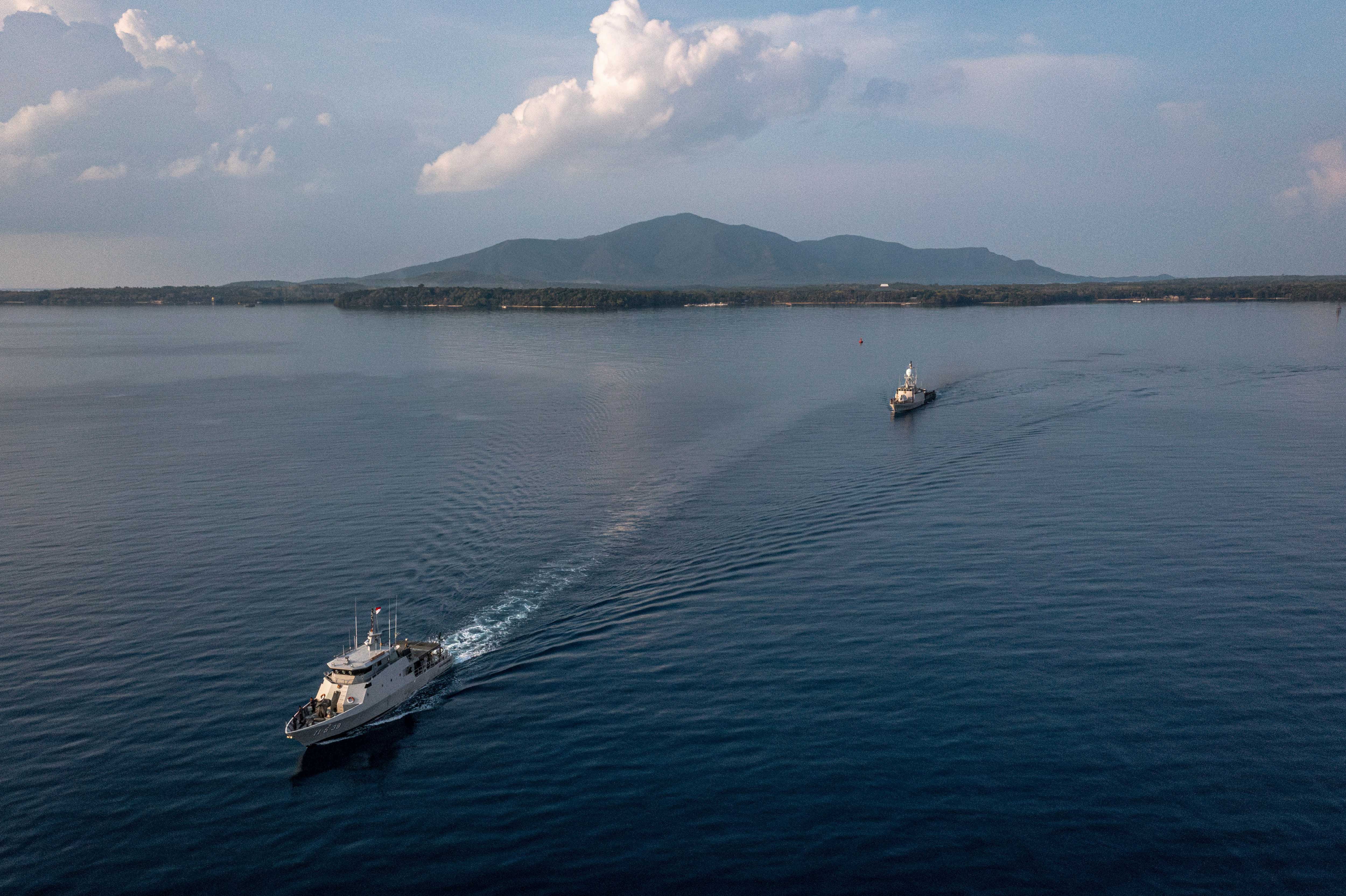 Foto udara KAL Pulau Menjangan II-5-39 (depan) dan Satuan Kapal Cepat Koarmada II KRI Ajak-653 (belakang) berlayar bersama saat operasi pelayaran Ekspedisi Rupiah Karimunjawa (ERK-2024) di wilayah 3T (terluar, terdepan, terpencil) di perairan Kepulauan Karimunjawa, Kabupaten Jepara, Jawa Tengah.