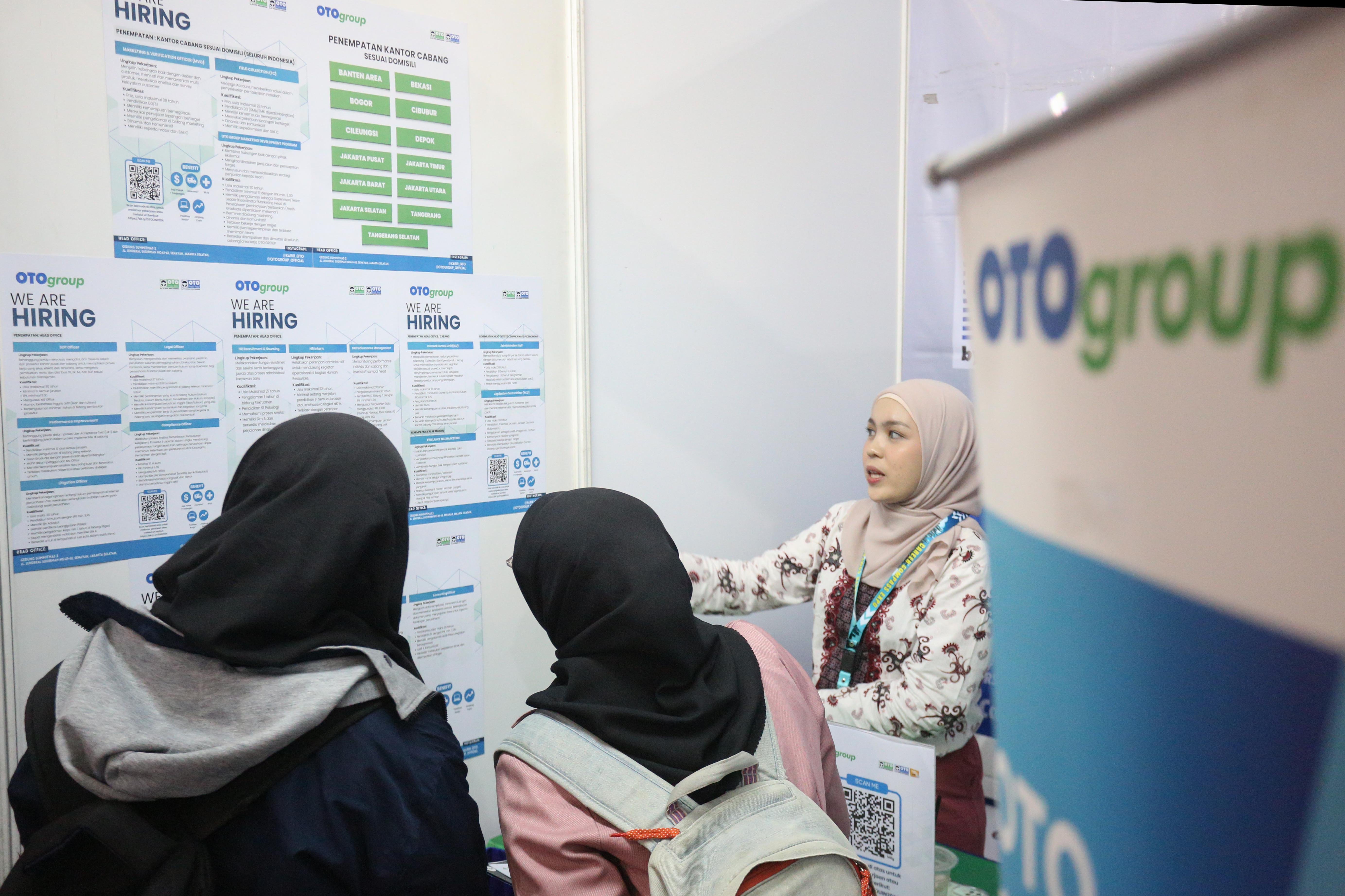 Petugas menunjukkan lowongan pekerjaan kepada mahasiswa pada acara Career Compass Expo 2024 di Auditorium Harun Nasution, Kampus UIN Syarif Hidayatullah Jakarta, Senin (9/11/2024). Sebagai langkah memperkenalkan dunia kerja dan mempersiapkan karier profesional kepada mahasiswa, Pusat Karier UIN Syarif Hidayatullah Jakarta menggelar bursa kerja yang menghadirkan 22 perusahaan dengan lebih dari 100 peluang kerja.