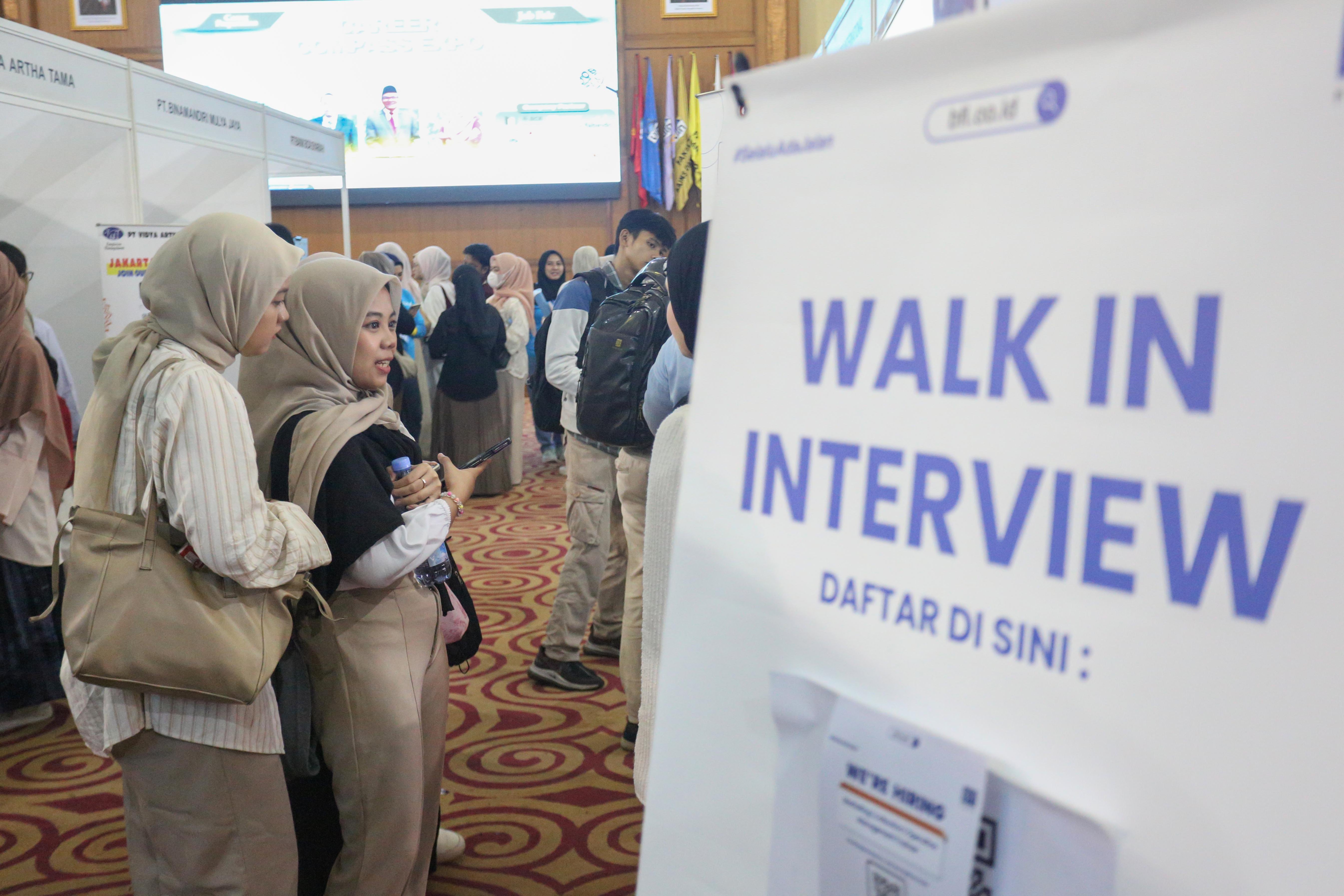 Sejumlah mahasiswa melihat informasi lowongan pekerjaan yang tersedia pada acara Career Compass Expo 2024 di Auditorium Harun Nasution, Kampus UIN Syarif Hidayatullah Jakarta, Senin (9/11/2024). Sebagai langkah memperkenalkan dunia kerja dan mempersiapkan karier profional kepada mahasiswa, Pusat Karier UIN Syarif Hidayatullah Jakarta menggelar bursa kerja yang menghadirkan 22 perusahaan dengan lebih dari 100 peluang kerja.