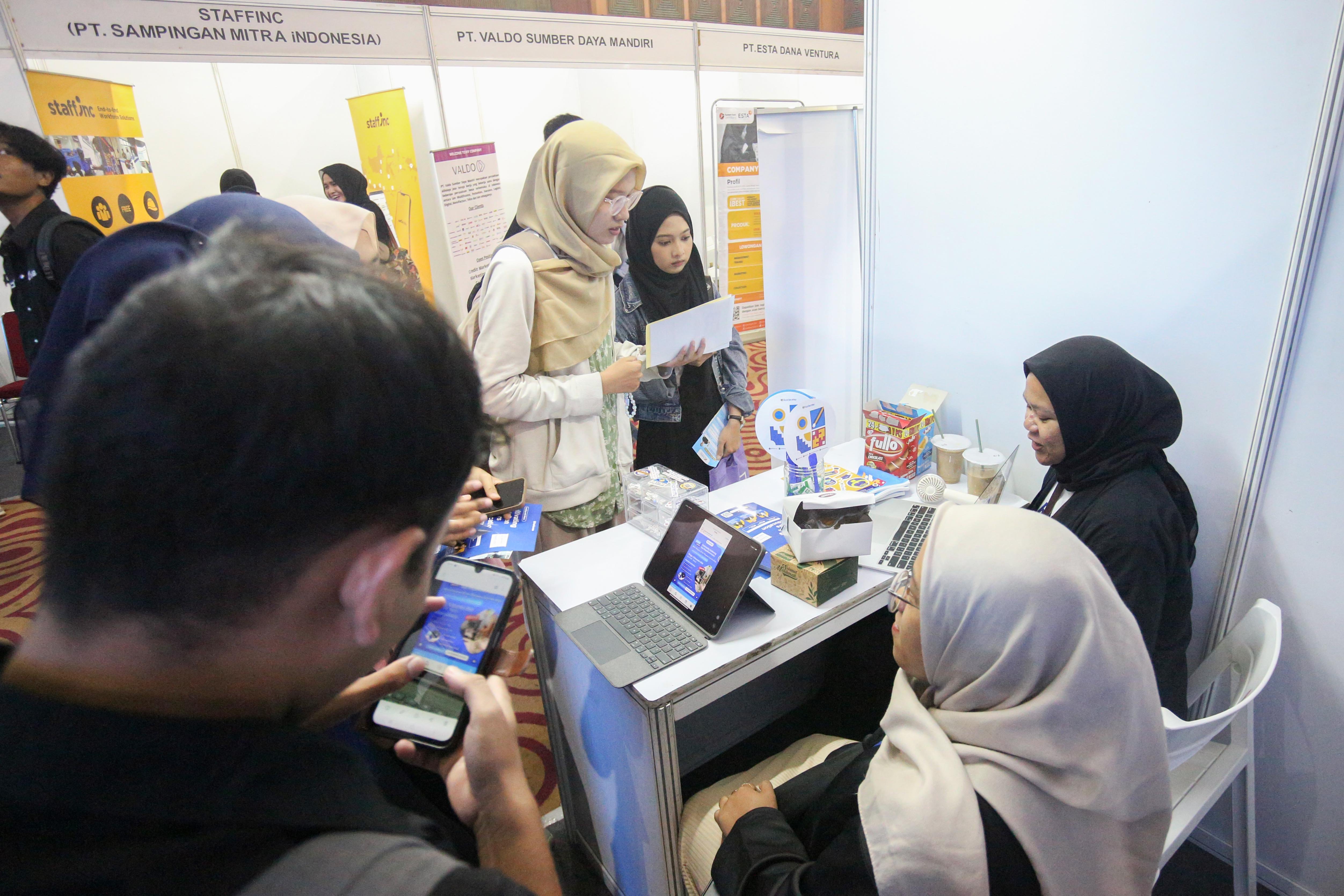 Sejumlah mahasiswa melihat informasi lowongan pekerjaan yang tersedia pada acara Career Compass Expo 2024 di Auditorium Harun Nasution, Kampus UIN Syarif Hidayatullah Jakarta, Senin (9/11/2024). Sebagai langkah memperkenalkan dunia kerja dan mempersiapkan karier profesional kepada mahasiswa, Pusat Karier UIN Syarif Hidayatullah Jakarta menggelar bursa kerja yang menghadirkan 22 perusahaan dengan lebih dari 100 peluang kerja.