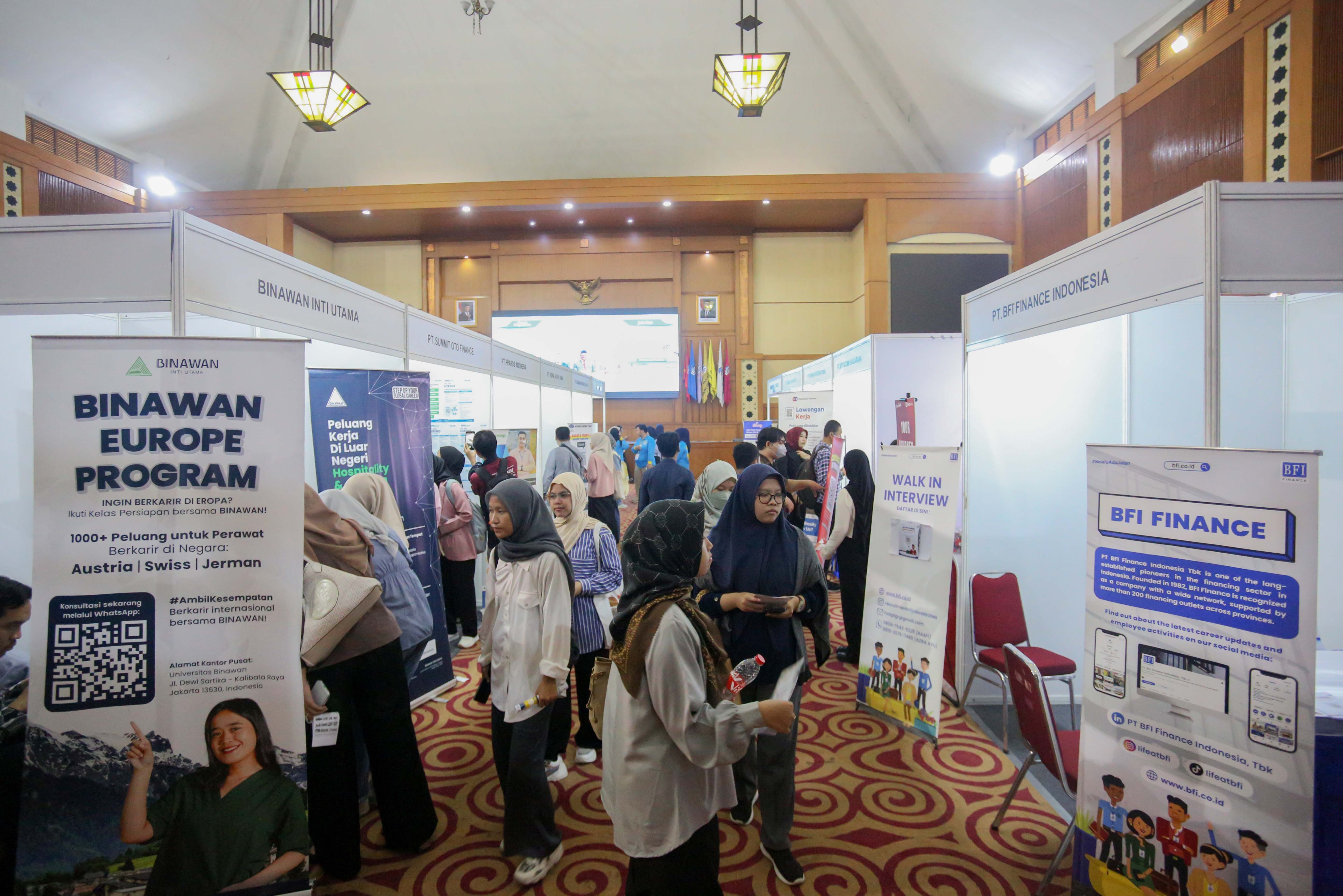 Sejumlah mahasiswa melihat informasi lowongan pekerjaan yang tersedia pada acara Career Compass Expo 2024 di Auditorium Harun Nasution, Kampus UIN Syarif Hidayatullah Jakarta, Senin (9/11/2024). Sebagai langkah memperkenalkan dunia kerja dan mempersiapkan karier profesional kepada mahasiswa, Pusat Karier UIN Syarif Hidayatullah Jakarta menggelar bursa kerja yang menghadirkan 22 perusahaan dengan lebih dari 100 peluang kerja.