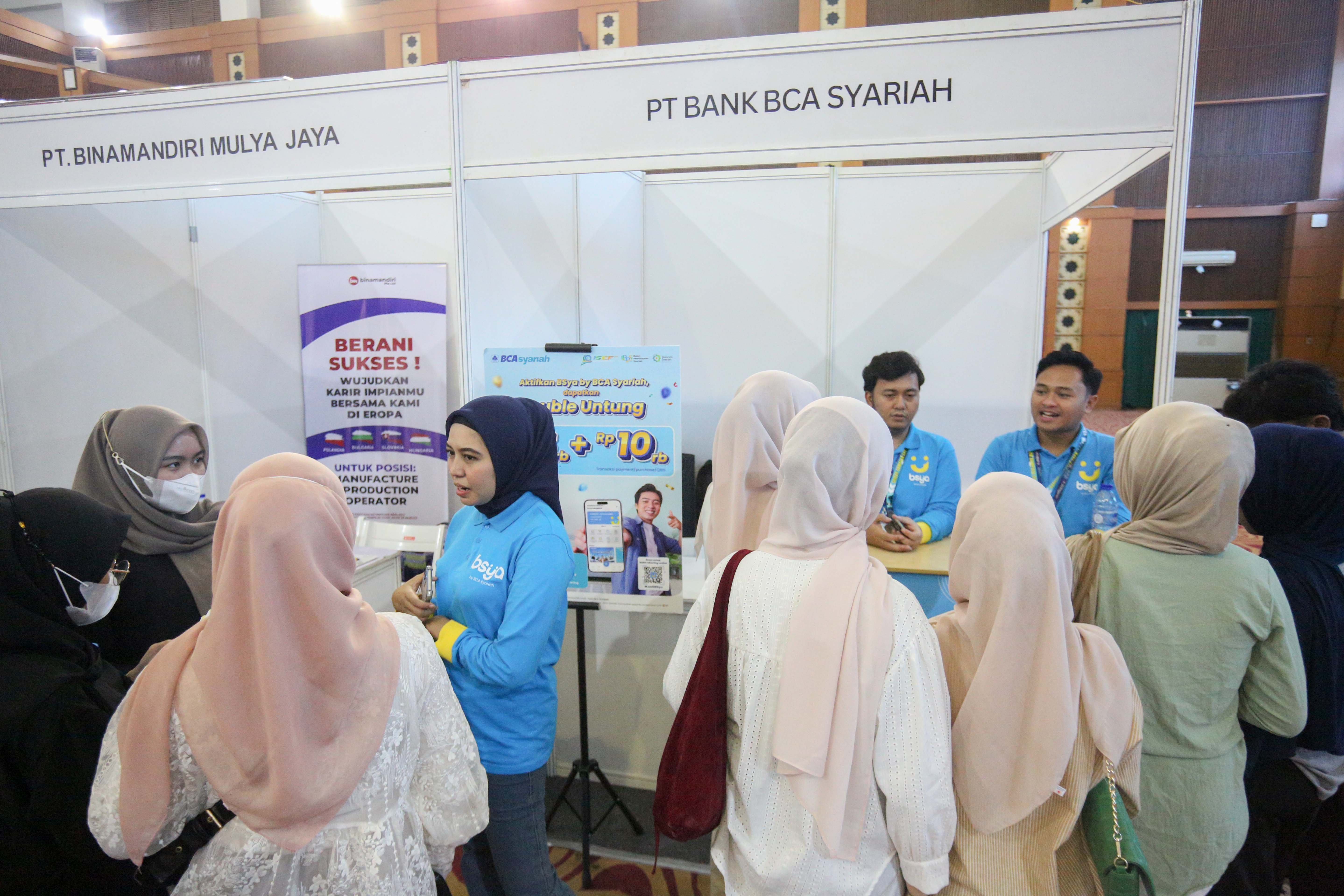 Petugas menjelaskan informasi lowongan pekerjaaan kepada mahasiswa pada acara Career Compass Expo 2024 di Auditorium Harun Nasution, Kampus UIN Syarif Hidayatullah Jakarta, Senin (9/11/2024). Sebagai langkah memperkenalkan dunia kerja dan mempersiapkan karier profesional kepada mahasiswa, Pusat Karier UIN Syarif Hidayatullah Jakarta menggelar bursa kerja yang menghadirkan 22 perusahaan dengan lebih dari 100 peluang kerja.