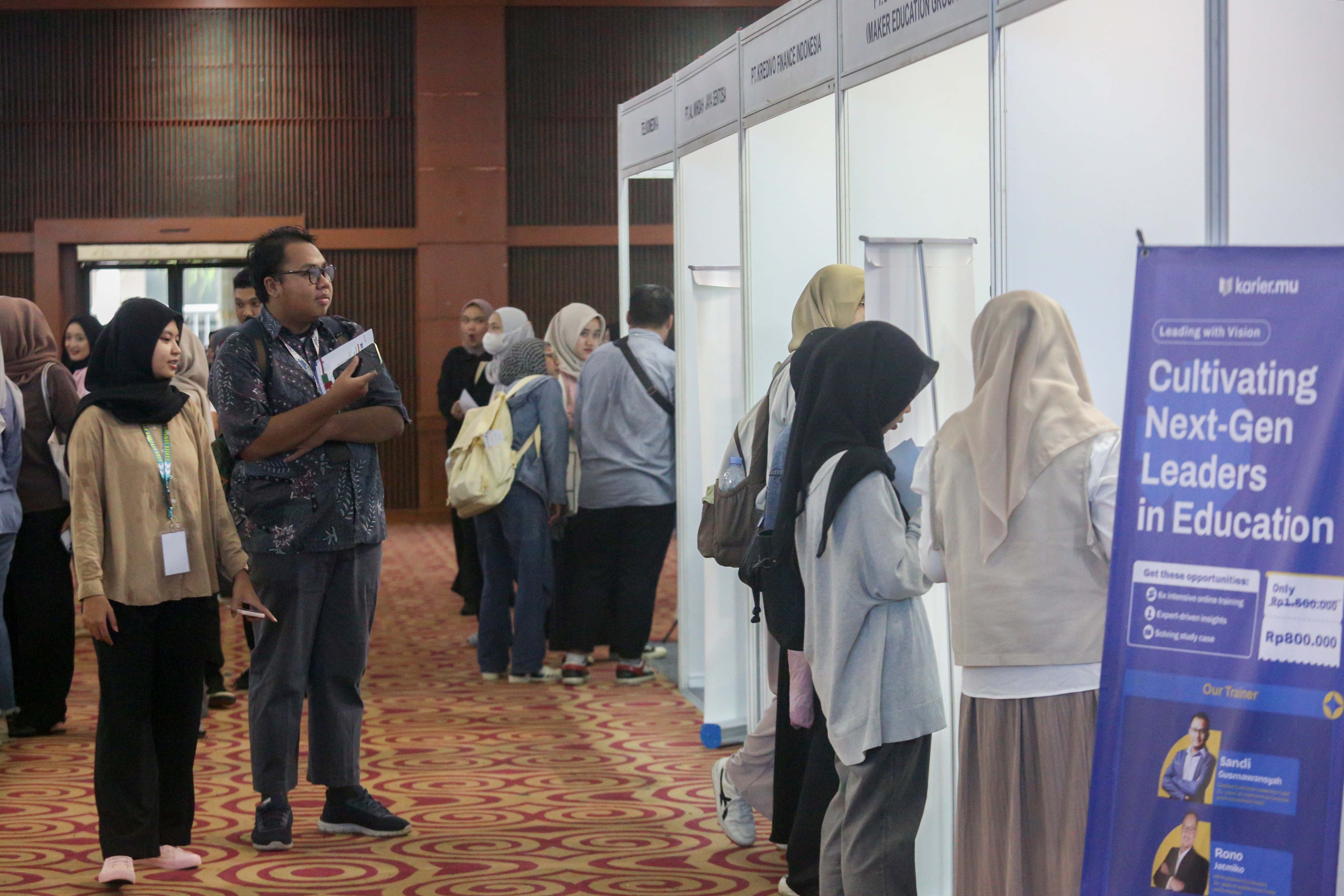 Sejumlah mahasiswa melihat informasi lowongan pekerjaan yang tersedia pada acara Career Compass Expo 2024 di Auditorium Harun Nasution, Kampus UIN Syarif Hidayatullah Jakarta, Senin (9/11/2024). Sebagai langkah memperkenalkan dunia kerja dan mempersiapkan karier profesional kepada mahasiswa, Pusat Karier UIN Syarif Hidayatullah Jakarta menggelar bursa kerja yang menghadirkan 22 perusahaan dengan lebih dari 100 peluang kerja.