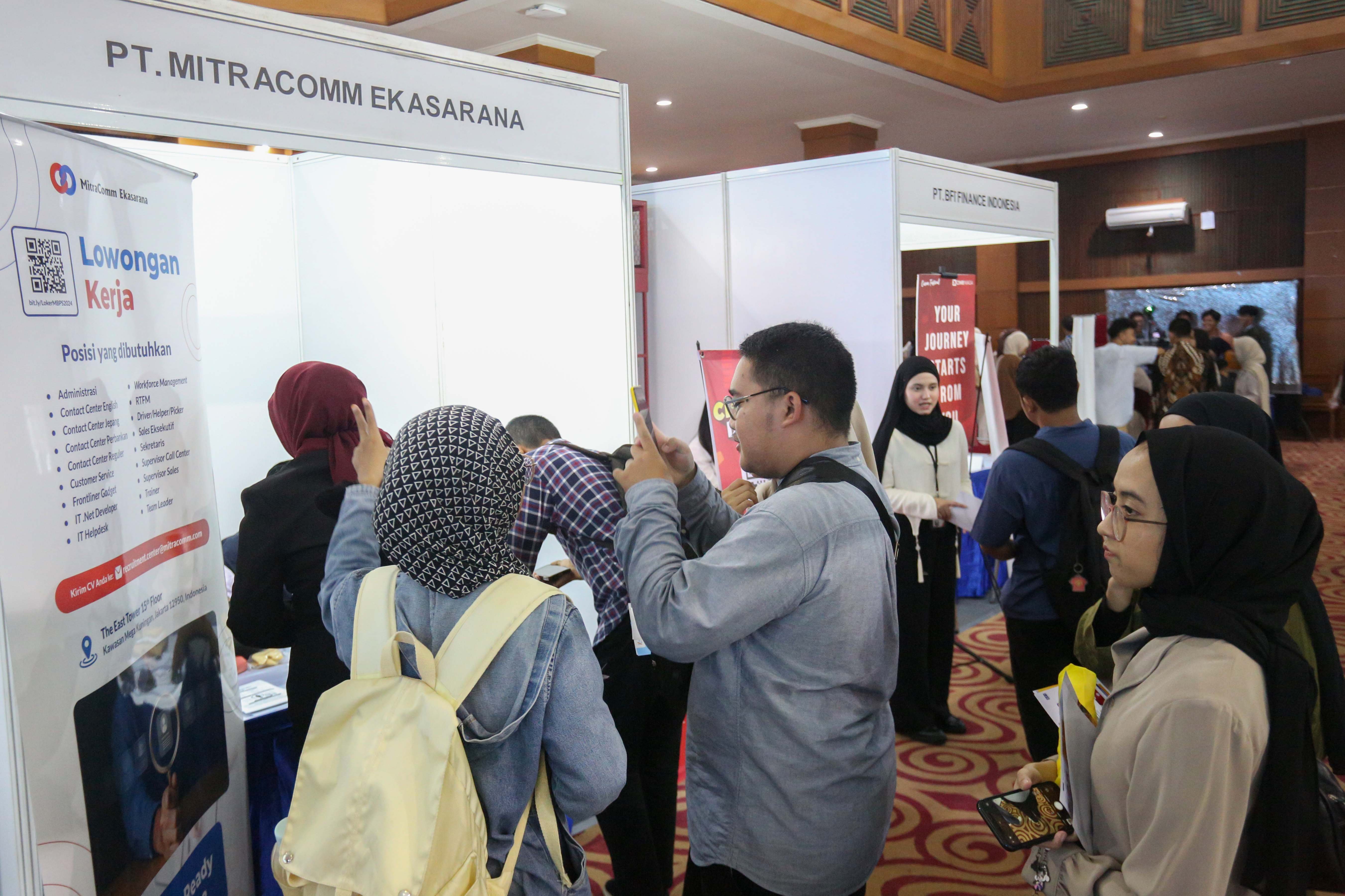 Sejumlah mahasiswa melihat informasi lowongan pekerjaan yang tersedia pada acara Career Compass Expo 2024 di Auditorium Harun Nasution, Kampus UIN Syarif Hidayatullah Jakarta, Senin (9/11/2024). Sebagai langkah memperkenalkan dunia kerja dan mempersiapkan karier profesional kepada mahasiswa, Pusat Karier UIN Syarif Hidayatullah Jakarta menggelar bursa kerja yang menghadirkan 22 perusahaan dengan lebih dari 100 peluang kerja.