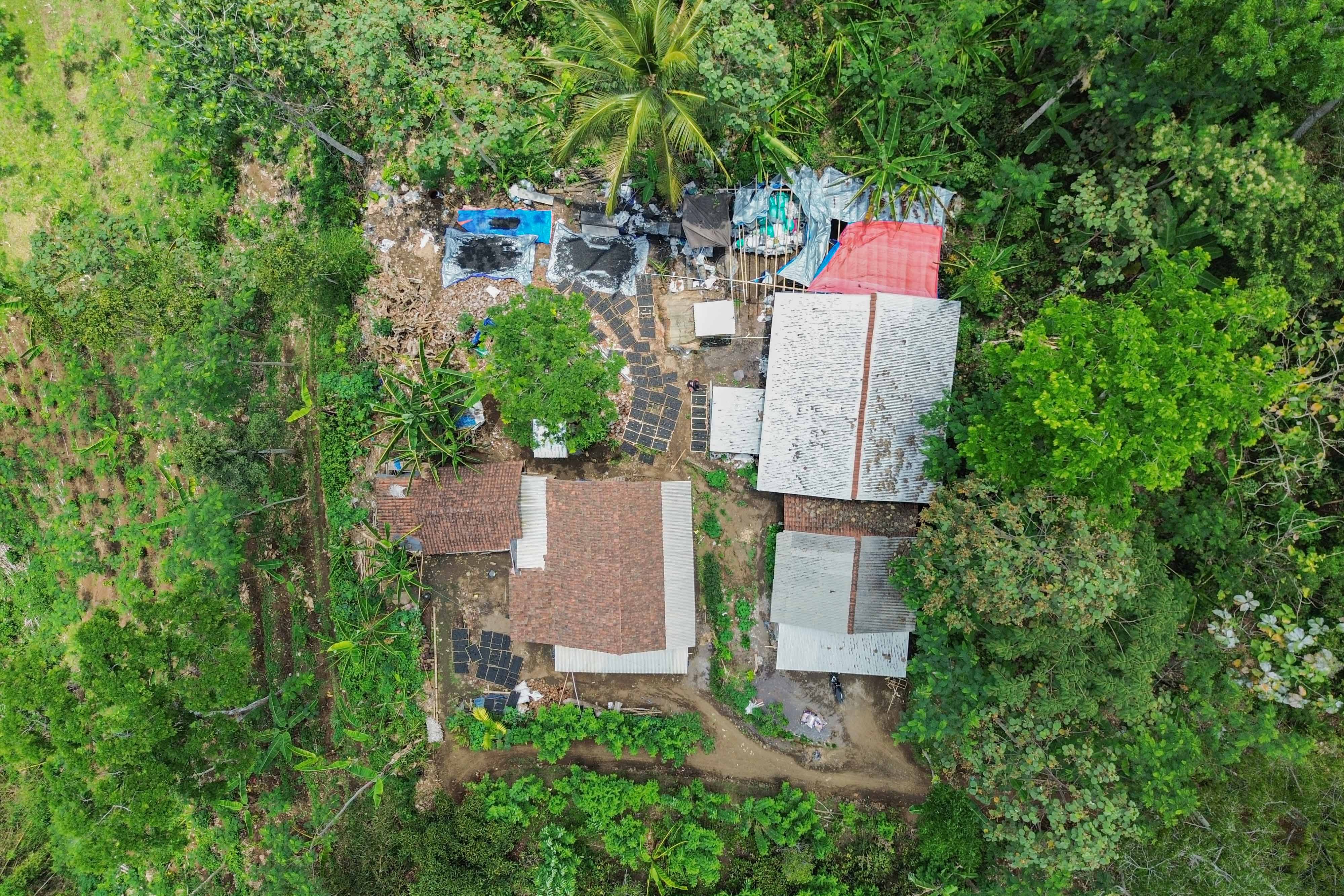 Foto udara suasana industri rumahan arang briket di Desa Gucialit, Lumajang, Jawa Timur.
