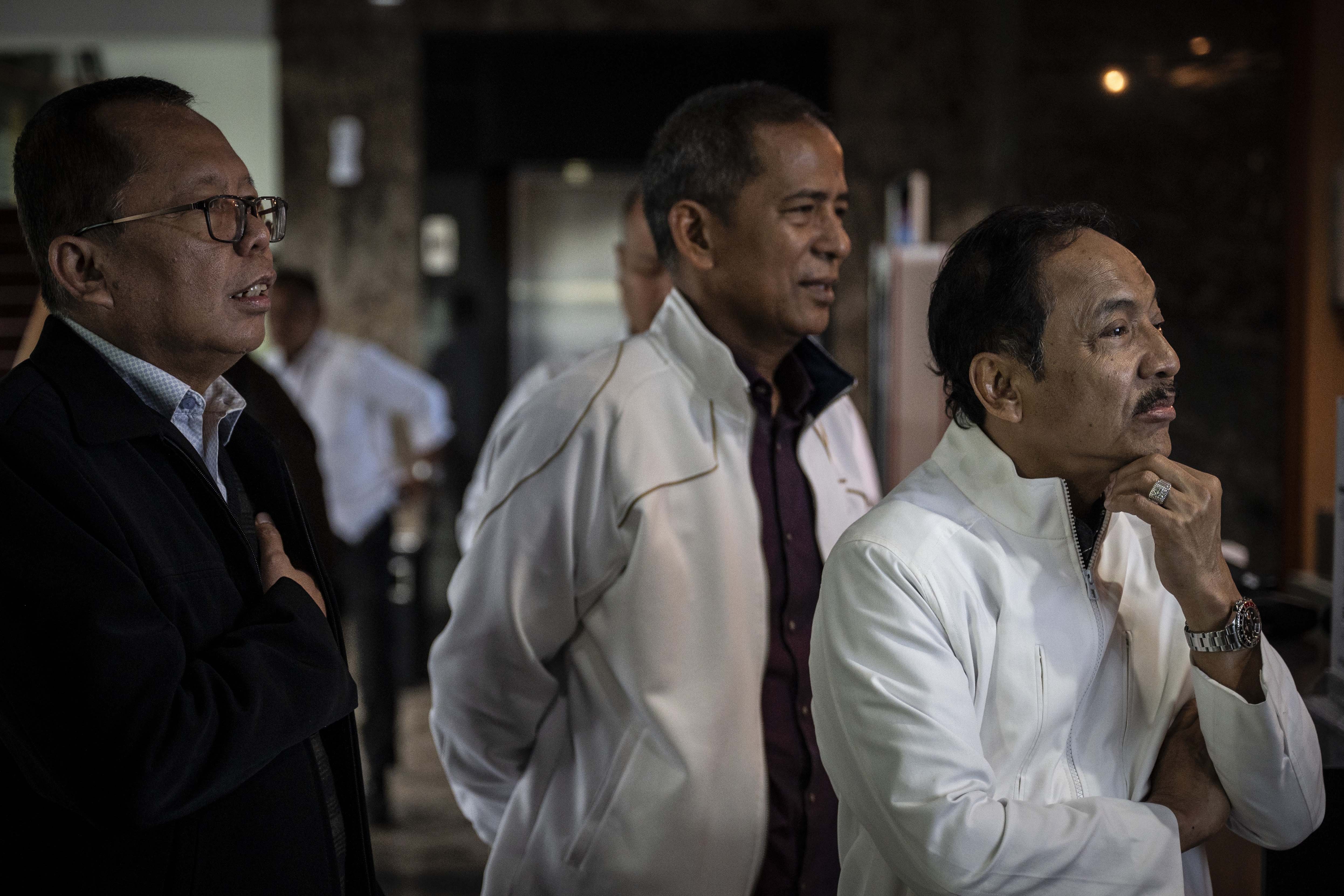 Ketua Mahkamah Konstitusi (MK) Suhartoyo (kanan) bersama Wakil Ketua MK Saldi Isra (tengah), dan Hakim MK Arsul Sani (kiri) meninjau pendaftaran gugatan hasil Pilkada 2024 di Gedung MK, Jakarta, Senin (9/12/2024). Mahkamah Konstitusi hingga 9 Desember 2024 pukul 12:00 WIB telah menerima 150 gugatan hasil Pilkada 2024 atau perkara perselisihan hasil pemilihan kepala daerah (PHPKADA).