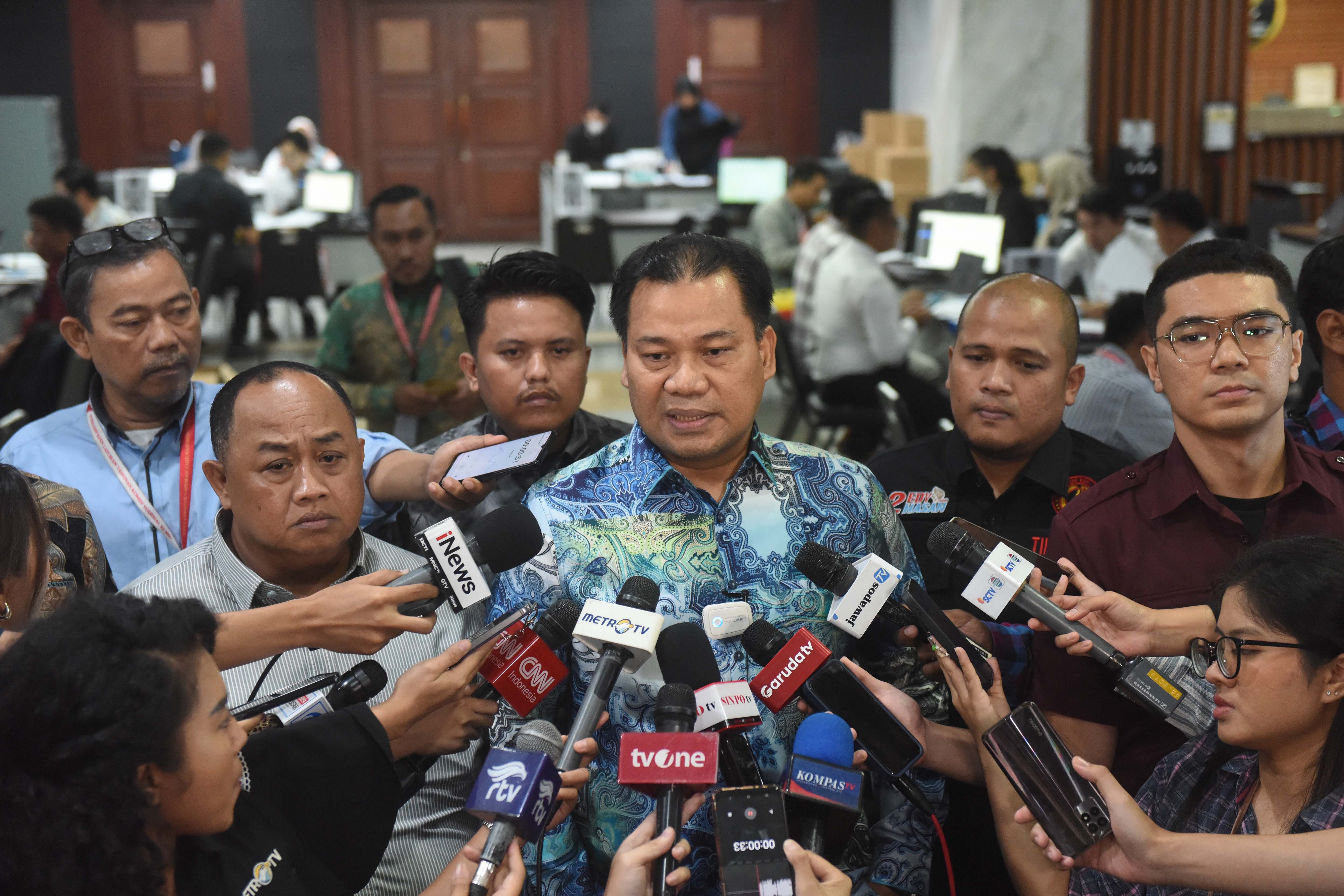 Kuasa hukum dari pasangan cagub dan cawagub Sumut nomor urut 2 Edy Rahmayadi-Hasan Basri Sagala, Yance Aswin (tengah) memberikan keterangan pers usai mengajukan permohonan gugatan perselisihan hasil pilkada Sumatera Utara di Gedung Mahkamah Konstitusi, Jakarta,Rabu (11/12/2024). Pasangan Edy Rahmayadi-Hasan Basri Sagala resmi mengajukan gugatan sengketa pilkada Sumut ke Mahkamah Konstitusi usai kalah dalam perolehan suara dari pasangan cagub dan cawagub Sumut nomor urut 1 Bobby Nasution-Surya. 