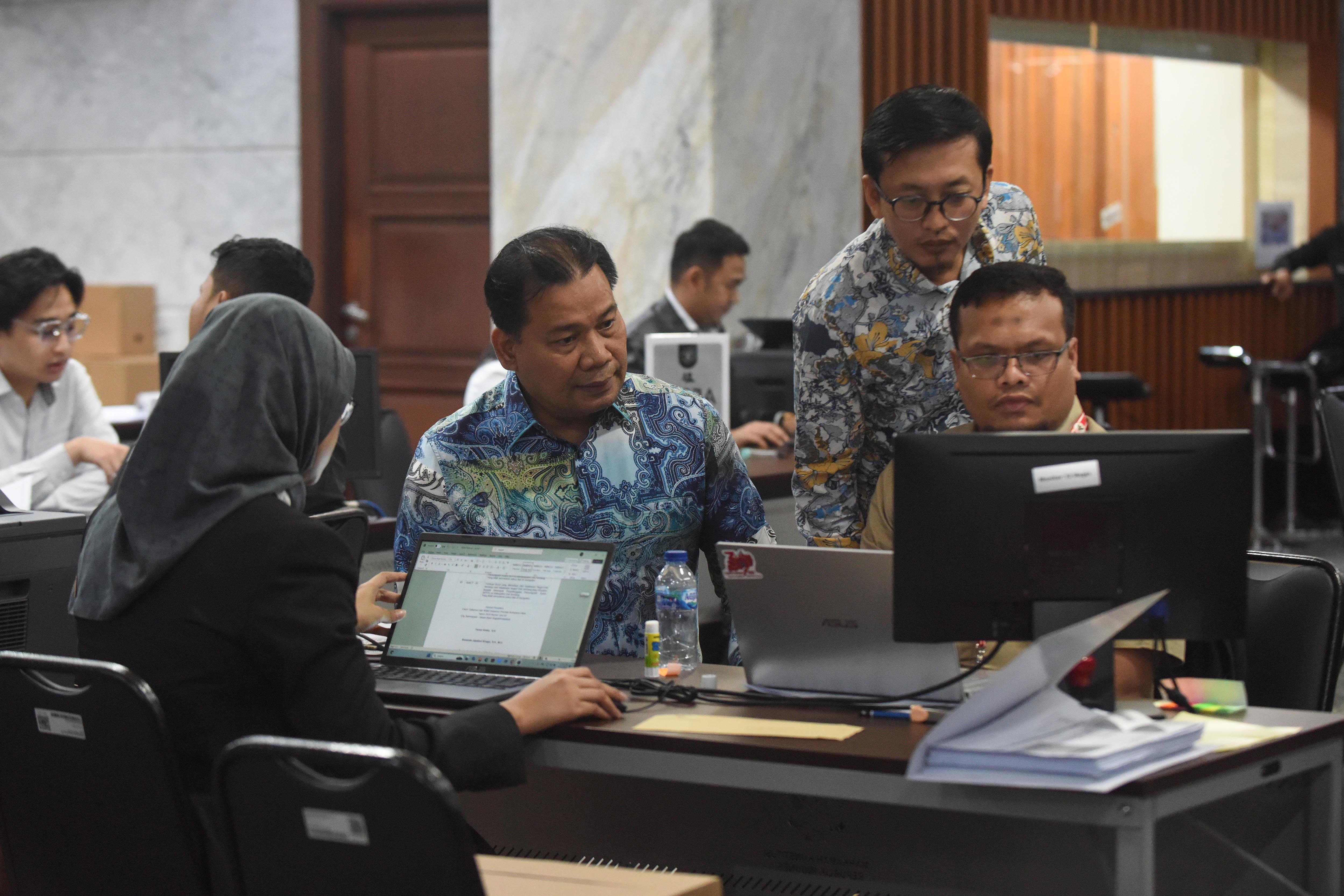 Kuasa hukum dari pasangan cagub dan cawagub Sumut nomor urut 2 Edy Rahmayadi-Hasan Basri Sagala, Yance Aswin (tengah) mengajukan permohonan gugatan perselisihan hasil Pilkada Sumatera Utara di Gedung Mahkamah Konstitusi, Jakarta,Rabu (11/12/2024). Pasangan Edy Rahmayadi-Hasan Basri Sagala resmi mengajukan gugatan sengketa pilkada Sumut ke Mahkamah Konstitusi usai kalah dalam perolehan suara dari pasangan cagub dan cawagub Sumut nomor urut 1 Bobby Nasution-Surya. 