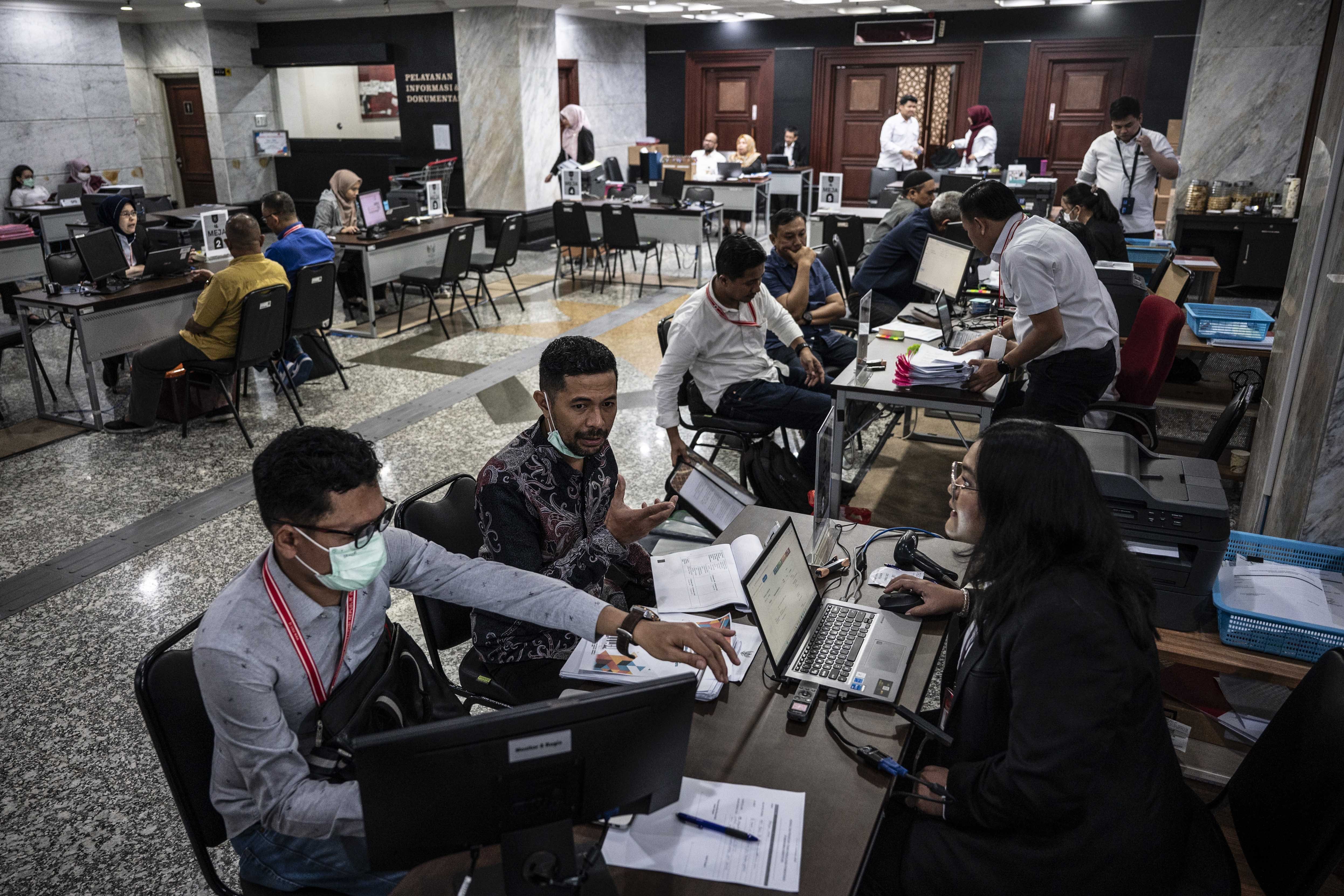 Sejumlah pemohon (kiri) melakukan konsultasi saat mendaftakan gugatan hasil Pilkada 2024 di Gedung Mahkamah Konstitusi (MK), Jakarta, Senin (9/12/2024). Mahkamah Konstitusi hingga 9 Desember 2024 pukul 12:00 WIB telah menerima 150 gugatan hasil Pilkada 2024 atau perkara perselisihan hasil pemilihan kepala daerah (PHPKADA). 