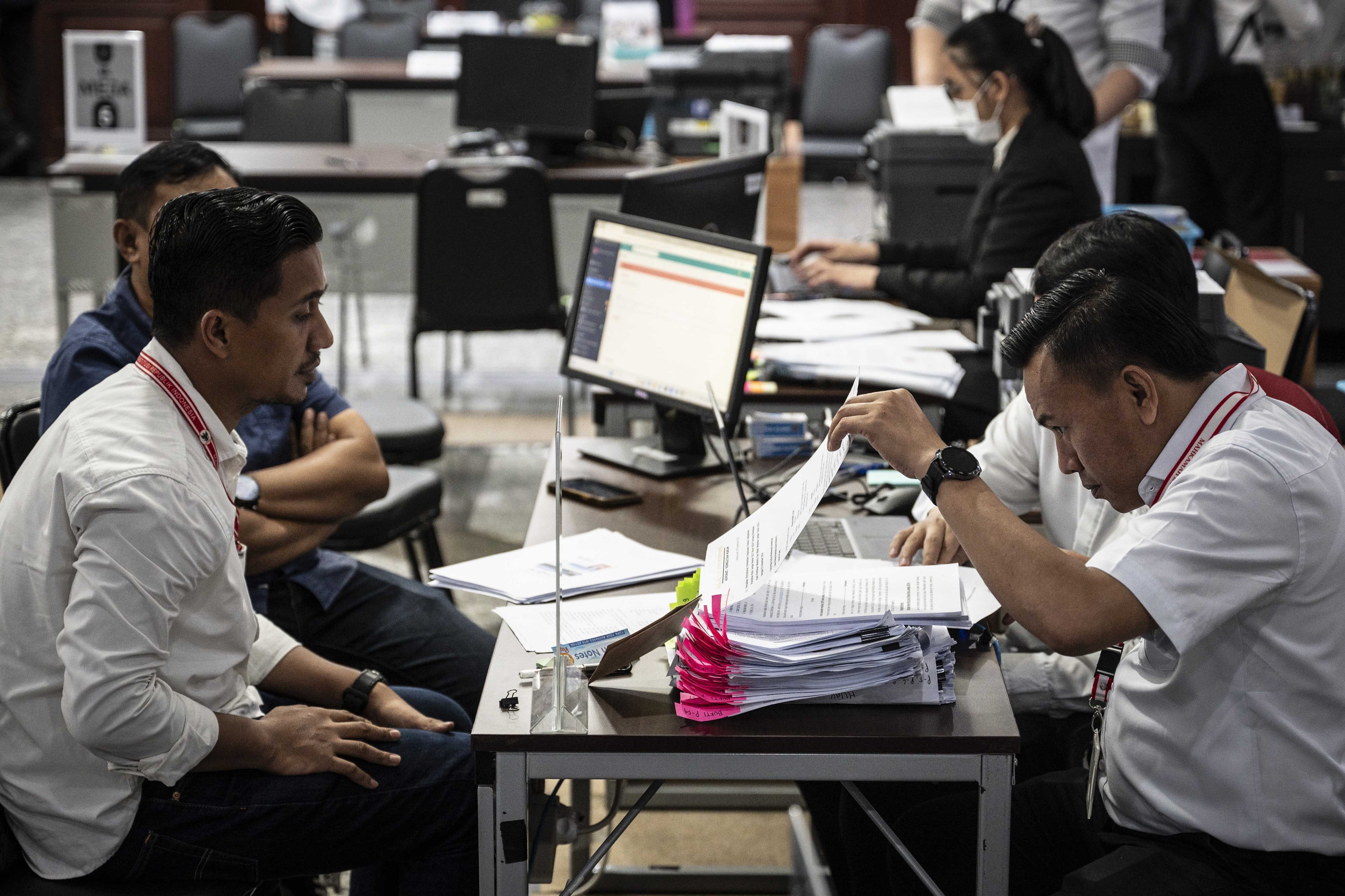 Petugas Mahkamah Konstitusi (MK) (kanan) memeriksa berkas pemohon pendaftaran gugatan hasil Pilkada 2024 di Gedung MK, Jakarta, Senin (9/12/2024). Mahkamah Konstitusi hingga 9 Desember 2024 pukul 12:00 WIB telah menerima 150 gugatan hasil Pilkada 2024 atau perkara perselisihan hasil pemilihan kepala daerah (PHPKADA). 